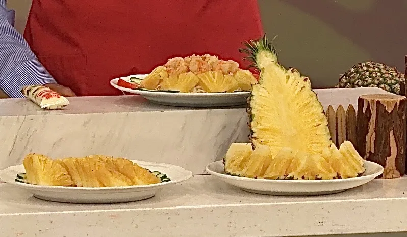 切盤的關廟鳳梨及鳳梨蝦仁料理。黃偉哲表示，無論是入菜或飯後品嚐，幫助消化，都很合適。（圖／臺南市政府提供）