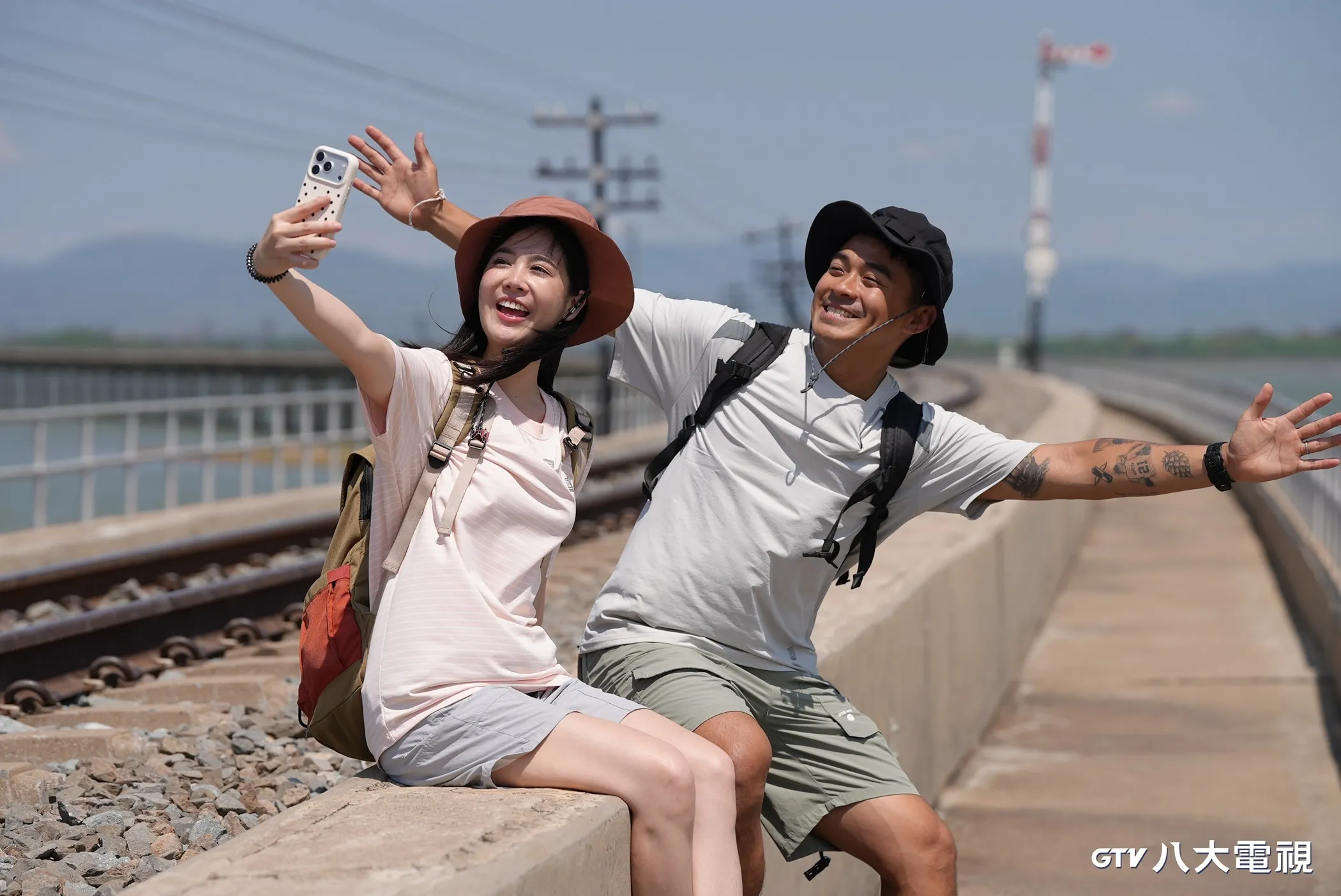 黃可欣（左）、融融前往素有泰版《神隱少女》之稱、泰國最大的巴沙春拉西水庫。（圖／八大提供）