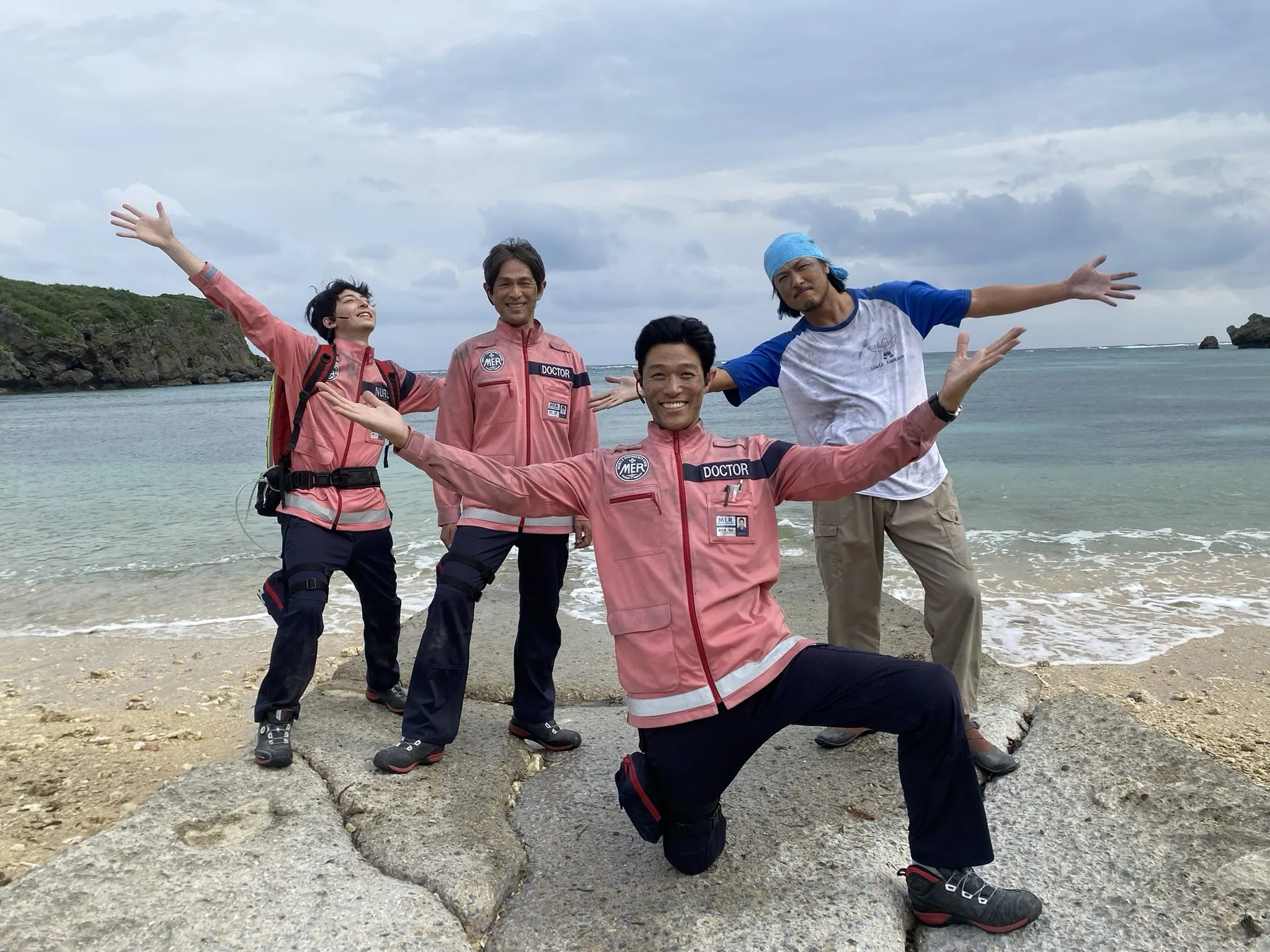 《TOKYO MER：行動急診室 南海救援》江口洋介（左二）、鈴木亮平（左三）互相稱讚對方充滿演員魅力。（圖／翻攝自官方X）