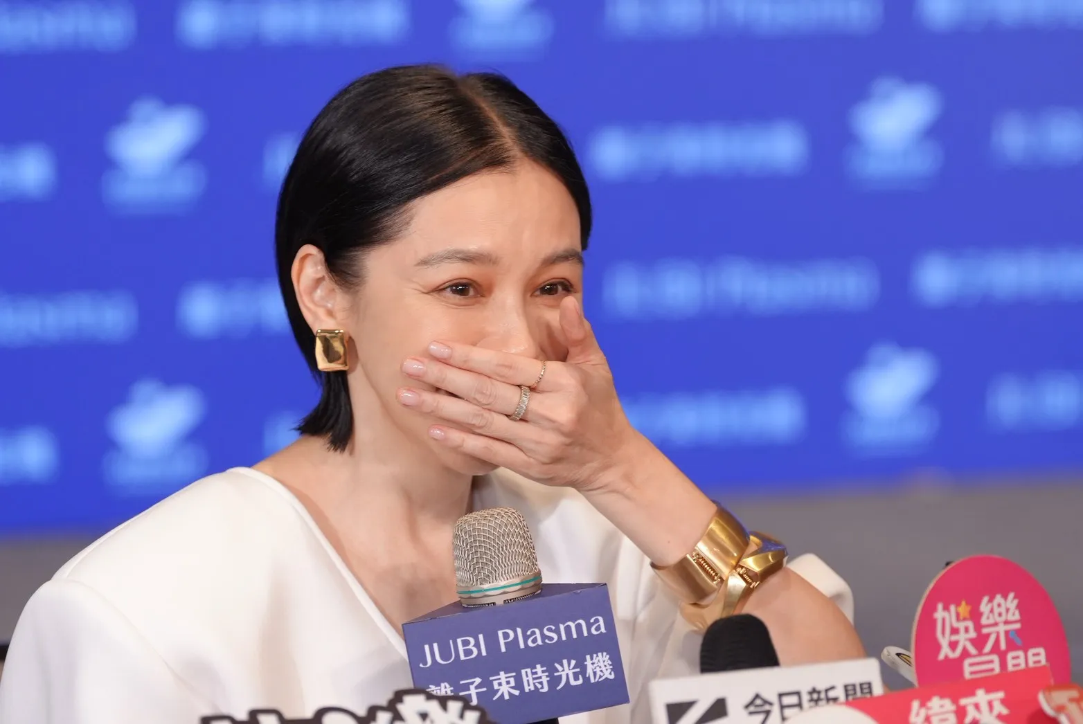 徐若瑄笑眯眯，摀起嘴巴。（圖／記者陳明中攝）