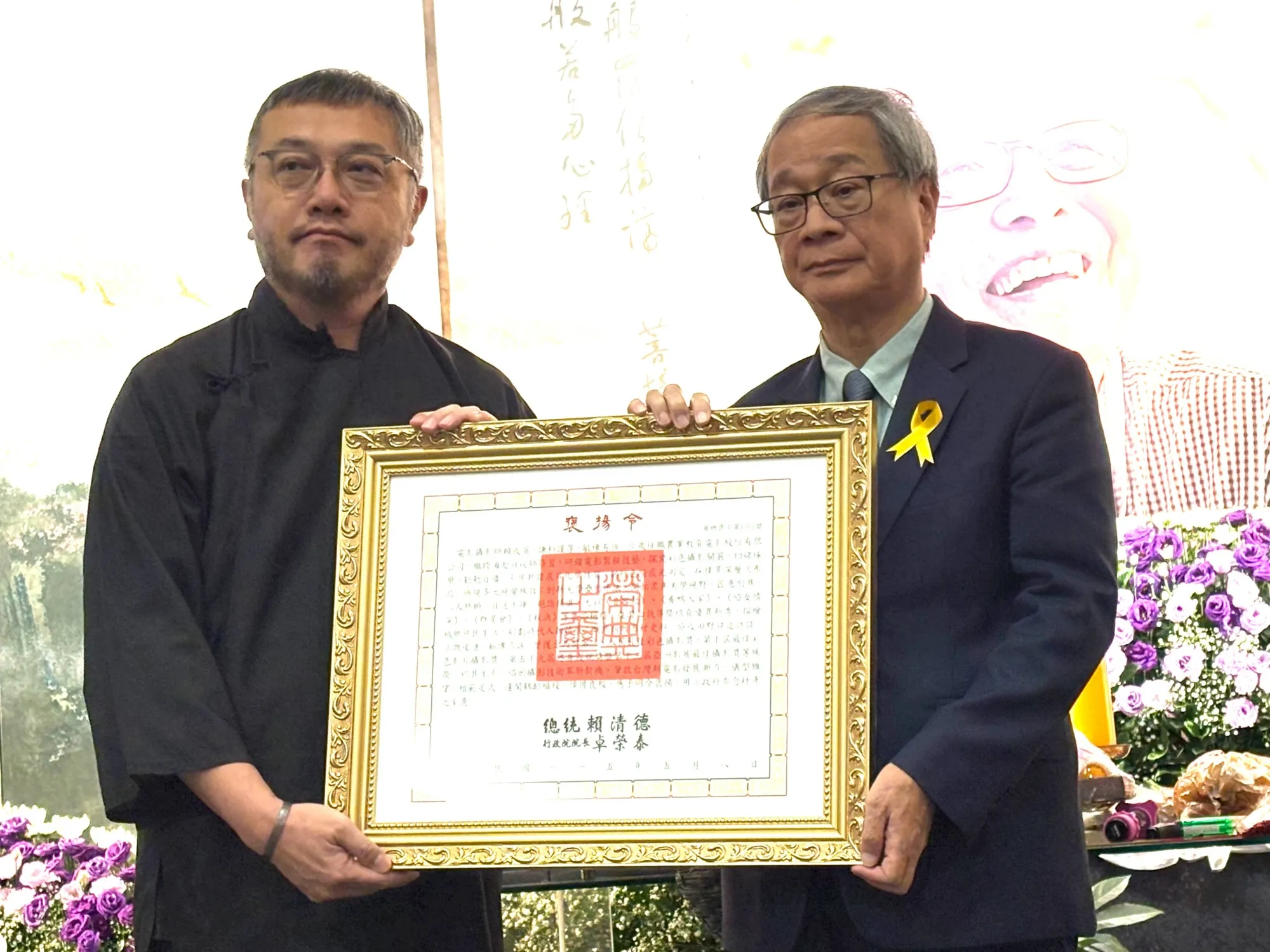 李遠頒發「總統褒揚令」給賴成英，兒子賴弘洲代表接受。（圖／中華民國電影攝影協會秘書長呂俊銘提供）