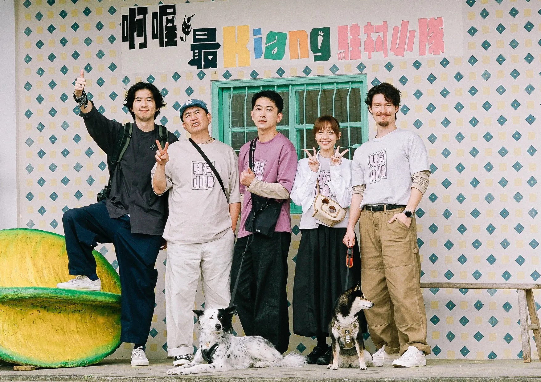 傅孟柏（左起）與施名帥（左三）認識多年有許多回憶，洪都拉斯、黃姵嘉、周厚安聽得津津樂道。（圖／客台提供）