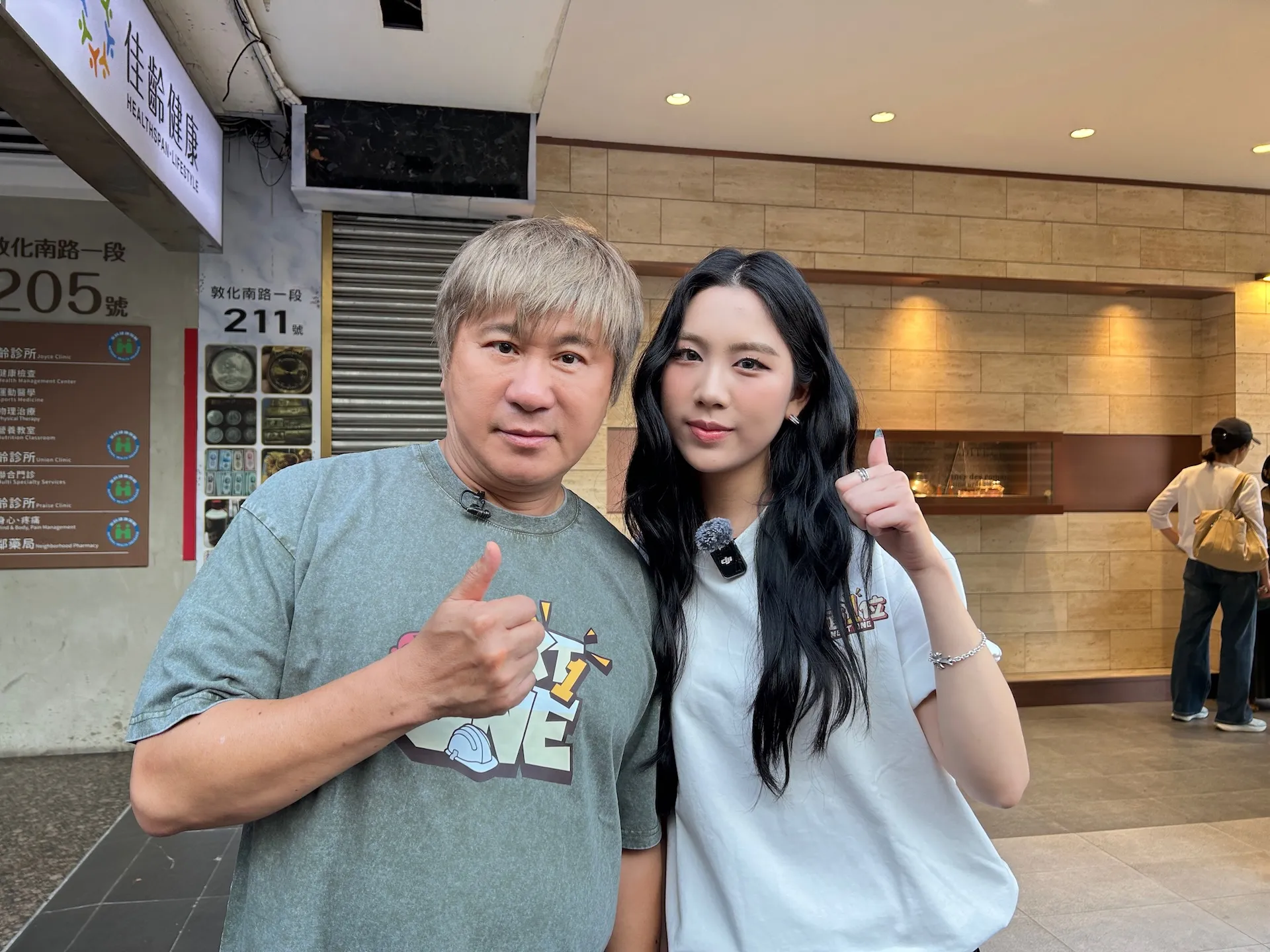 胡瓜（左）見到Emma已長大成年，心中頗為感慨。（圖／《下面一位》提供）