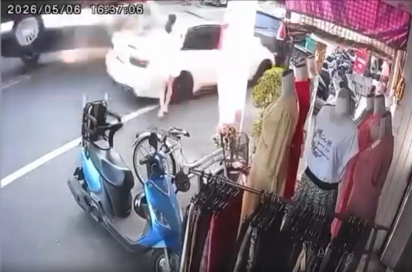 白色BMW違停，下秒後方一輛白色賓士車撞上來。（圖／翻攝自wupunpun_1216 Threads）