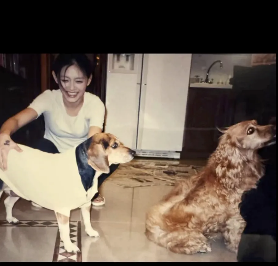 小S曬舊照追憶愛犬。（圖／翻攝FB）