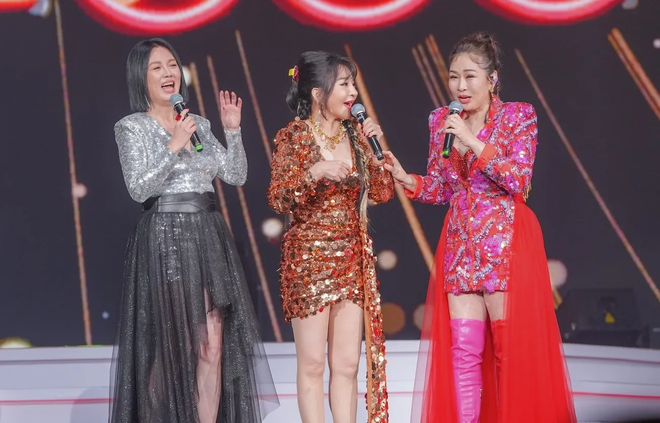 苗可麗（左起）和張秀卿、王彩樺鬧哄哄。（圖／高流提供）