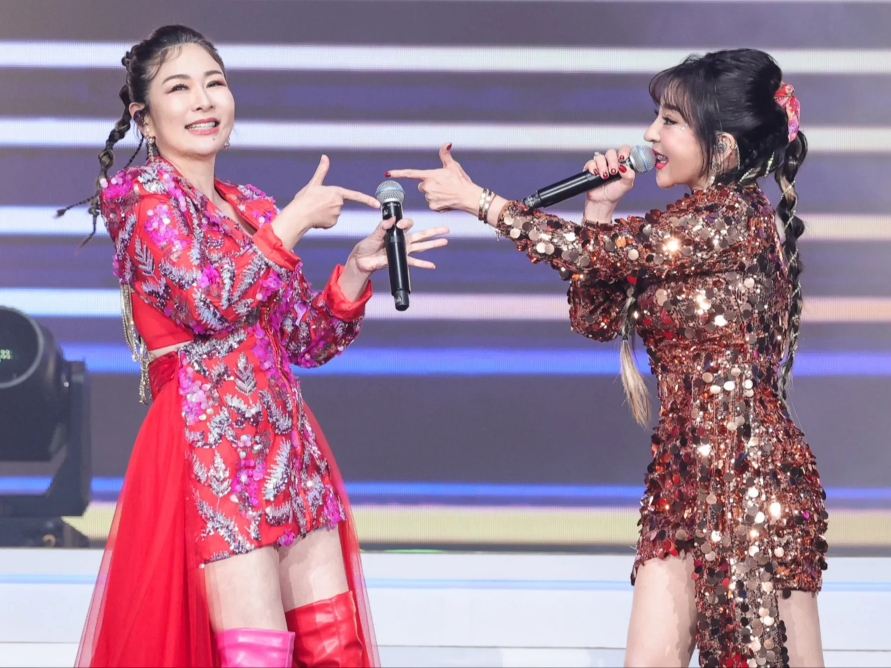 張秀卿（左）、王彩樺一搭一唱很搞笑。（圖／高流提供）