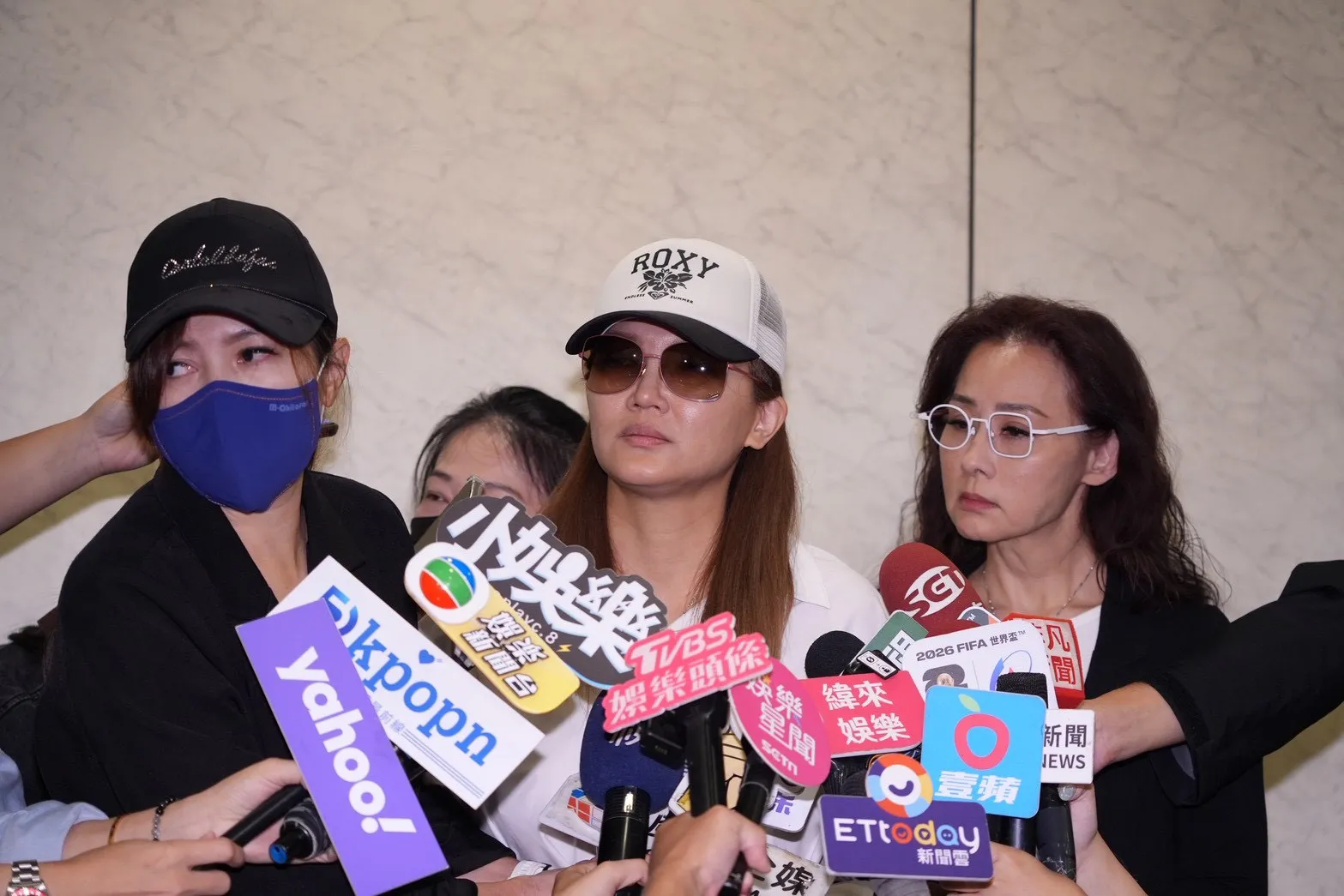 廖家儀(左起)、傅子純老婆、兵家綺現身靈堂。(圖/記者許方正攝)