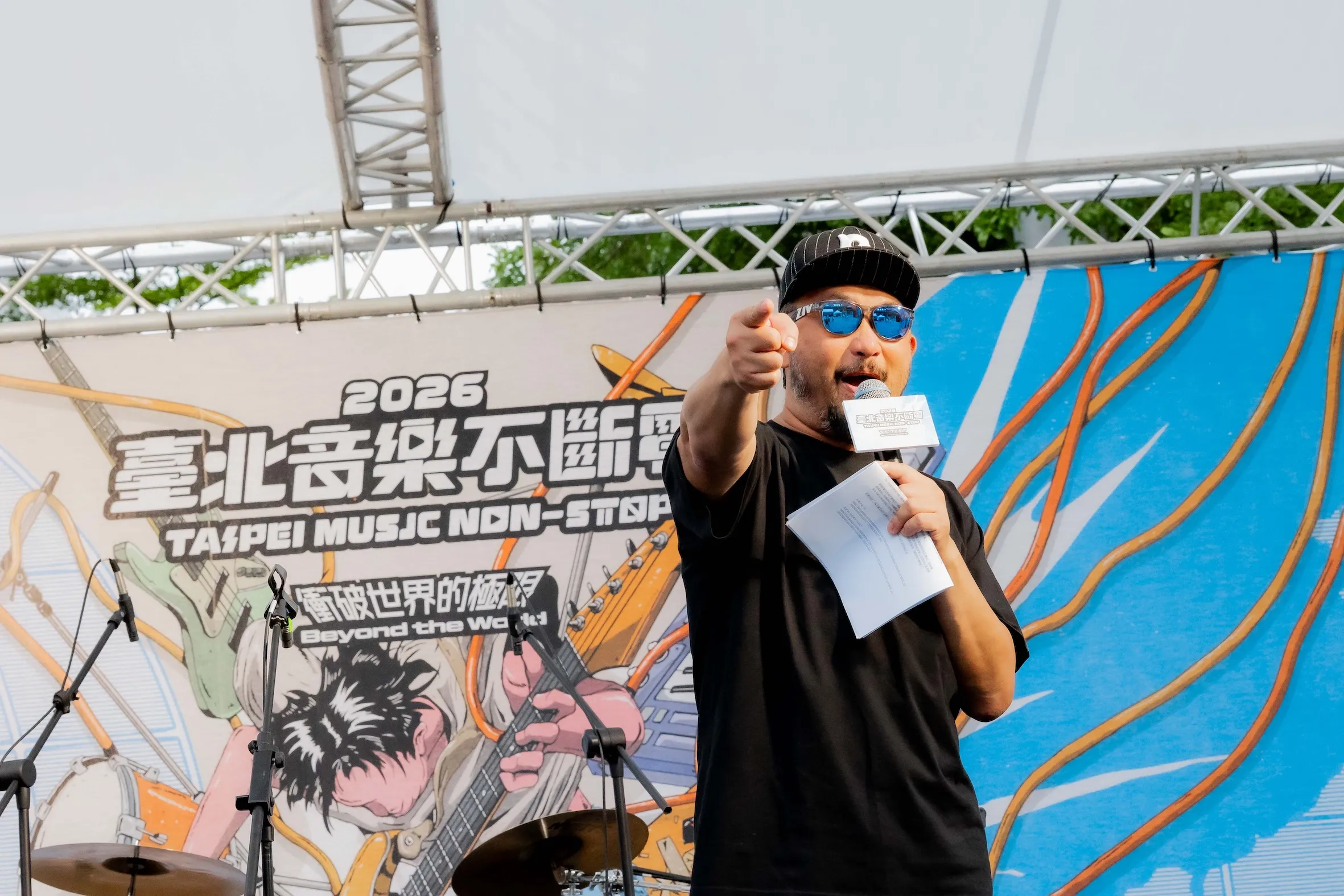 由臺北市文化局與北流主辦的「2026臺北音樂不斷電」宣告年度10強樂團誕生,並將於7月進軍北流戶外廣場決戰冠軍寶座;圖為主持人阿強。(圖/北流提供)