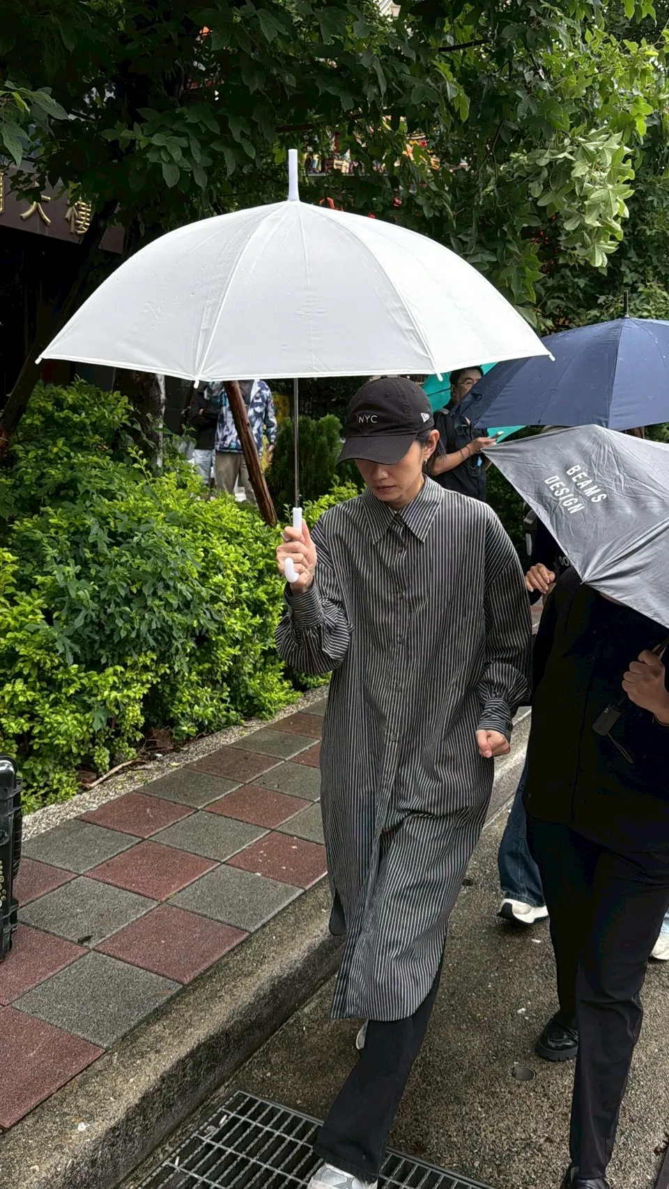 李千娜低調現身靈堂。(圖/記者許方正攝)