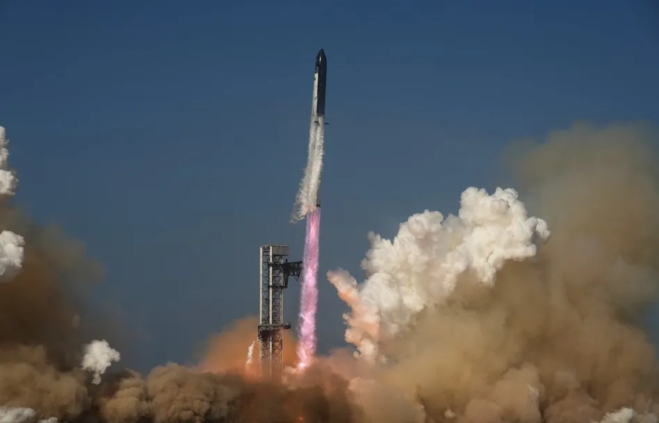 SpaceX正加快布局太空運算基礎設施，計畫最快於2027年底前展開軌道AI運算平台測試，驗證在太空環境執行AI運算的可行性。（圖／翻攝自SpaceX官網）
