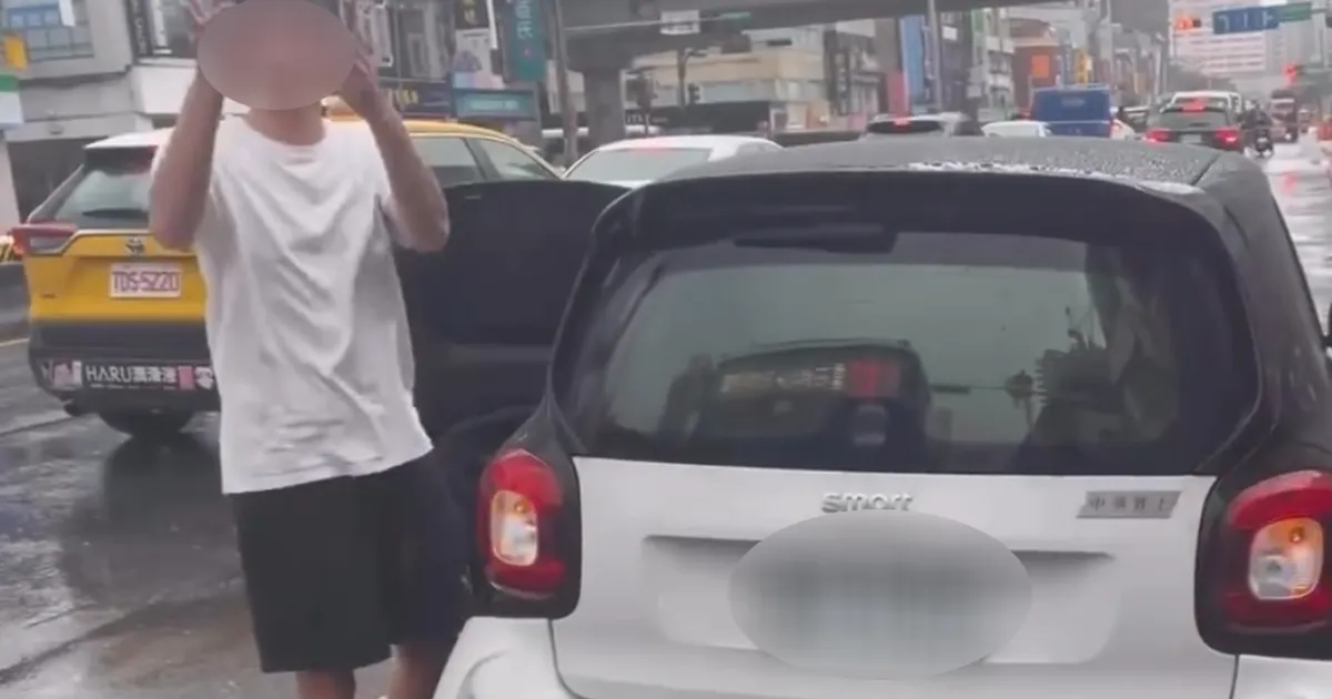 違停男朝公車司機丟香菸。（圖／翻攝Threads）