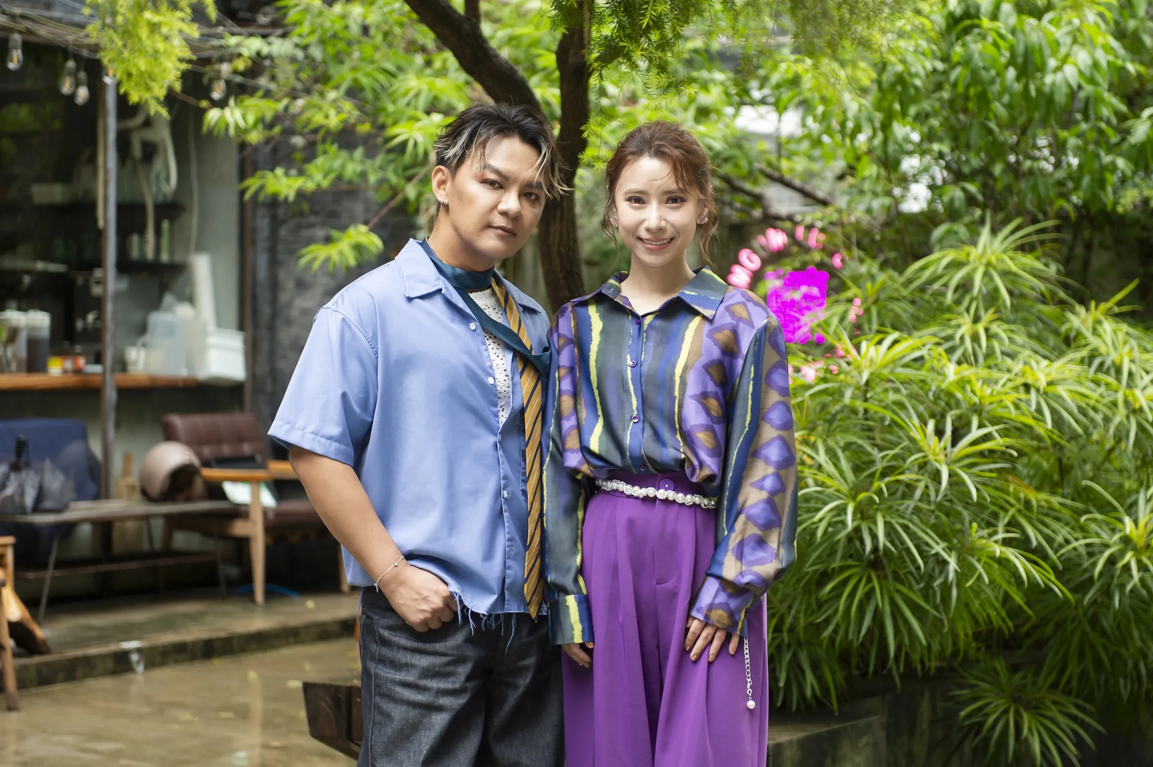 同為《明日之星》出身的曾瑋中(左)與陳怡婷今年雙雙入圍金曲獎台語過招,今日攜手出席媒體活動,大方分享入圍心情與典禮戰袍進度。(圖/時代創藝提供)