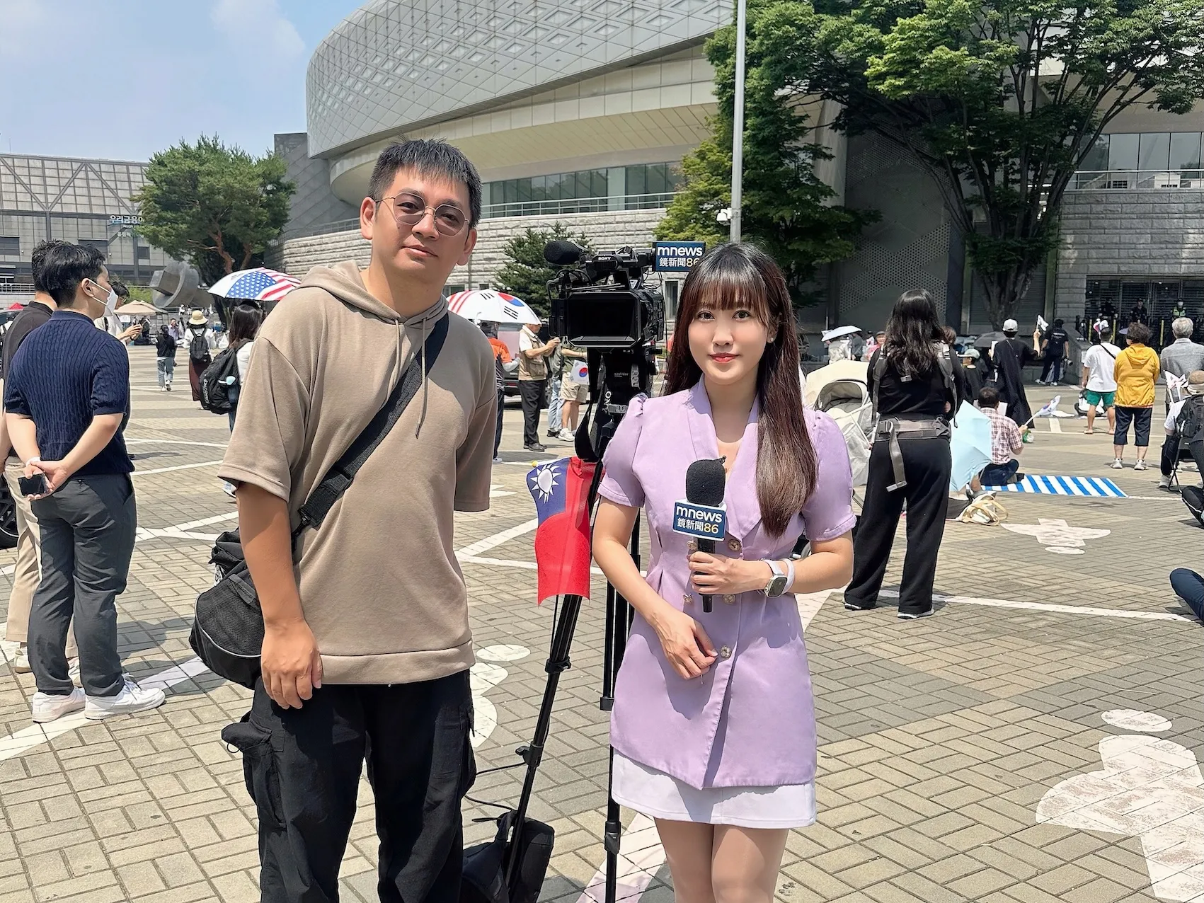 鏡新聞主播張倍滋(右)與攝影記者王耕晨日前赴首爾第一線採訪地方選舉抗議,一度因使用中文被誤認為中國媒體遭驅逐。(圖/鏡新聞提供)