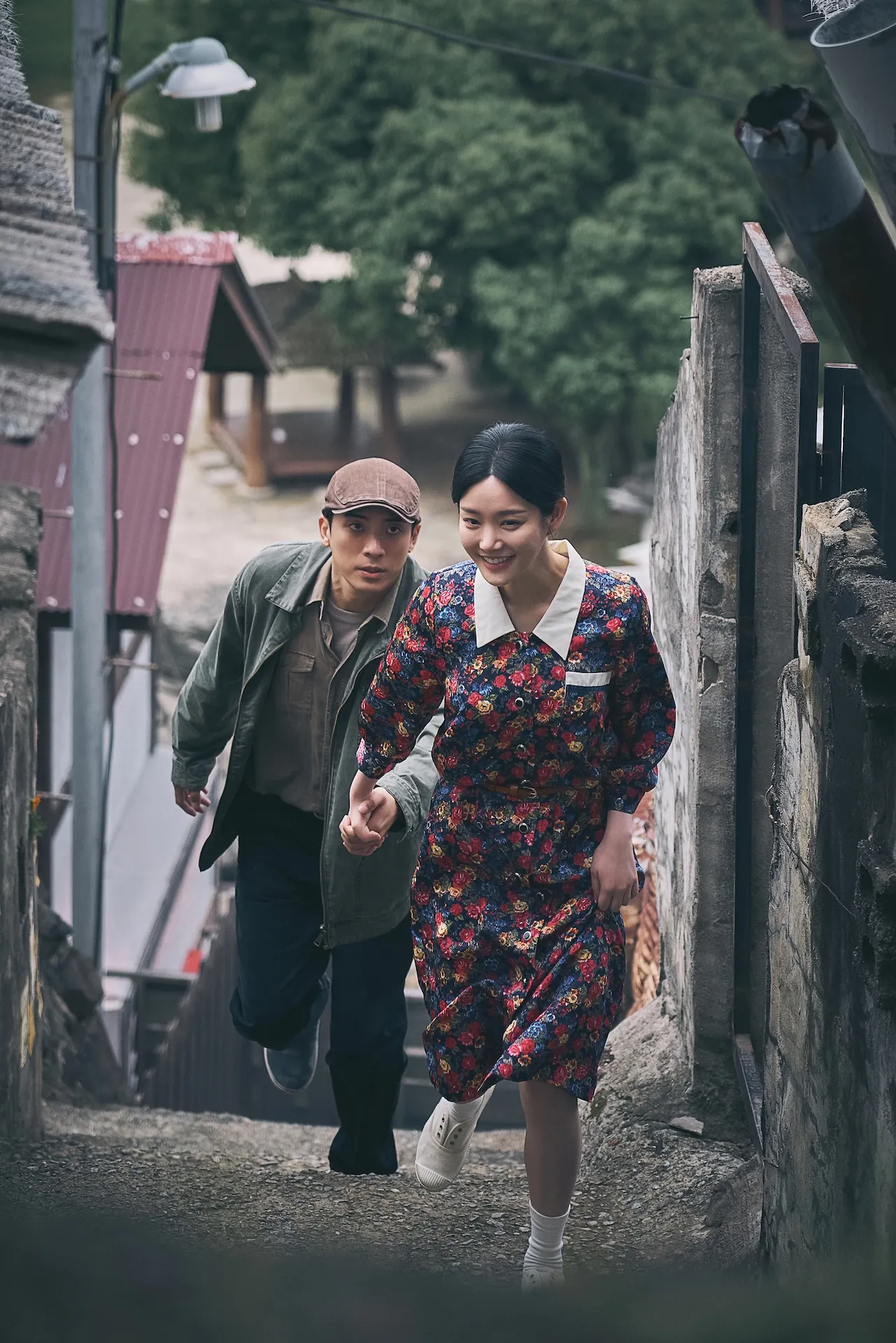 林哲熹(左)流亡遇韓劇女神李侑菲。(圖/公視台語台提供)