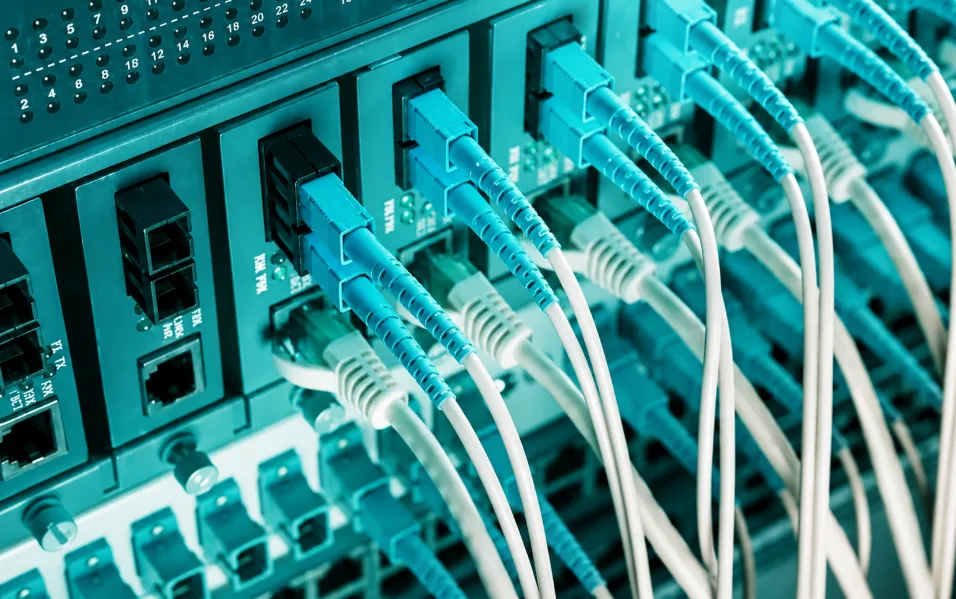 SemiAnalysis在報告中指出,根據上週在台北Computex 2026跟業界人士的交流結果,矽光子共同封裝光學(CPO)的推出時程恐將面臨延宕。(圖/AI生成)