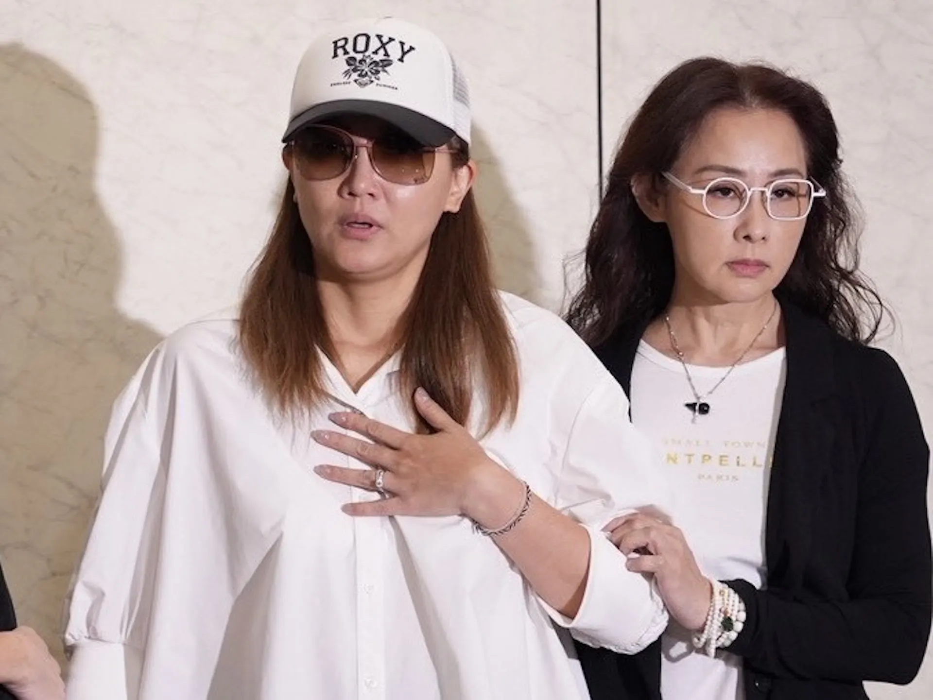 傅子純老婆(左)打起精神,在好友兵家綺陪同下受訪。(圖/記者許方正攝)