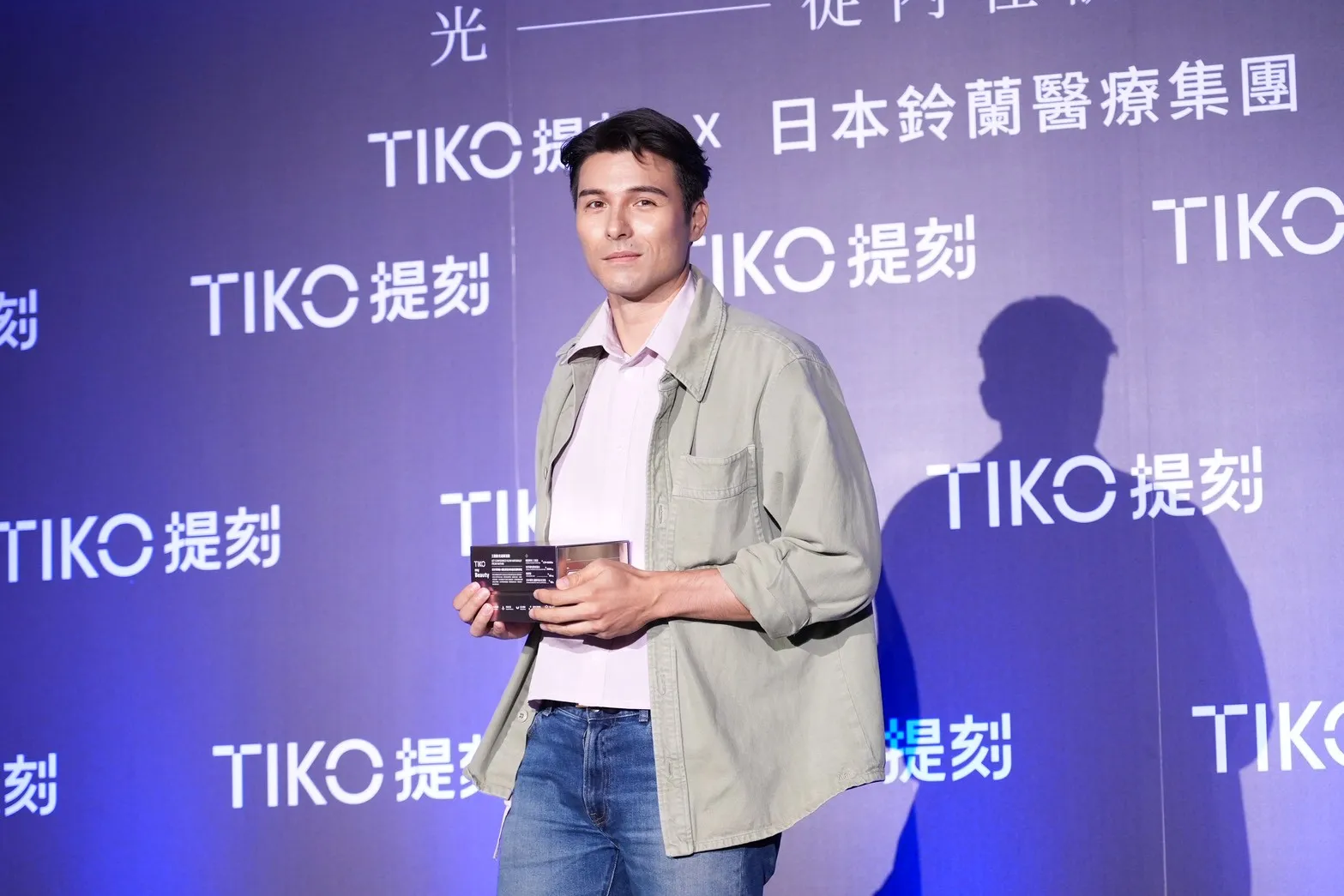 鳳小岳今出席保健食品代言活動,自去年男星閃兵潮後,他憑藉正面形象與不懈努力,陸續接下7支以上代言。(圖/提供)
