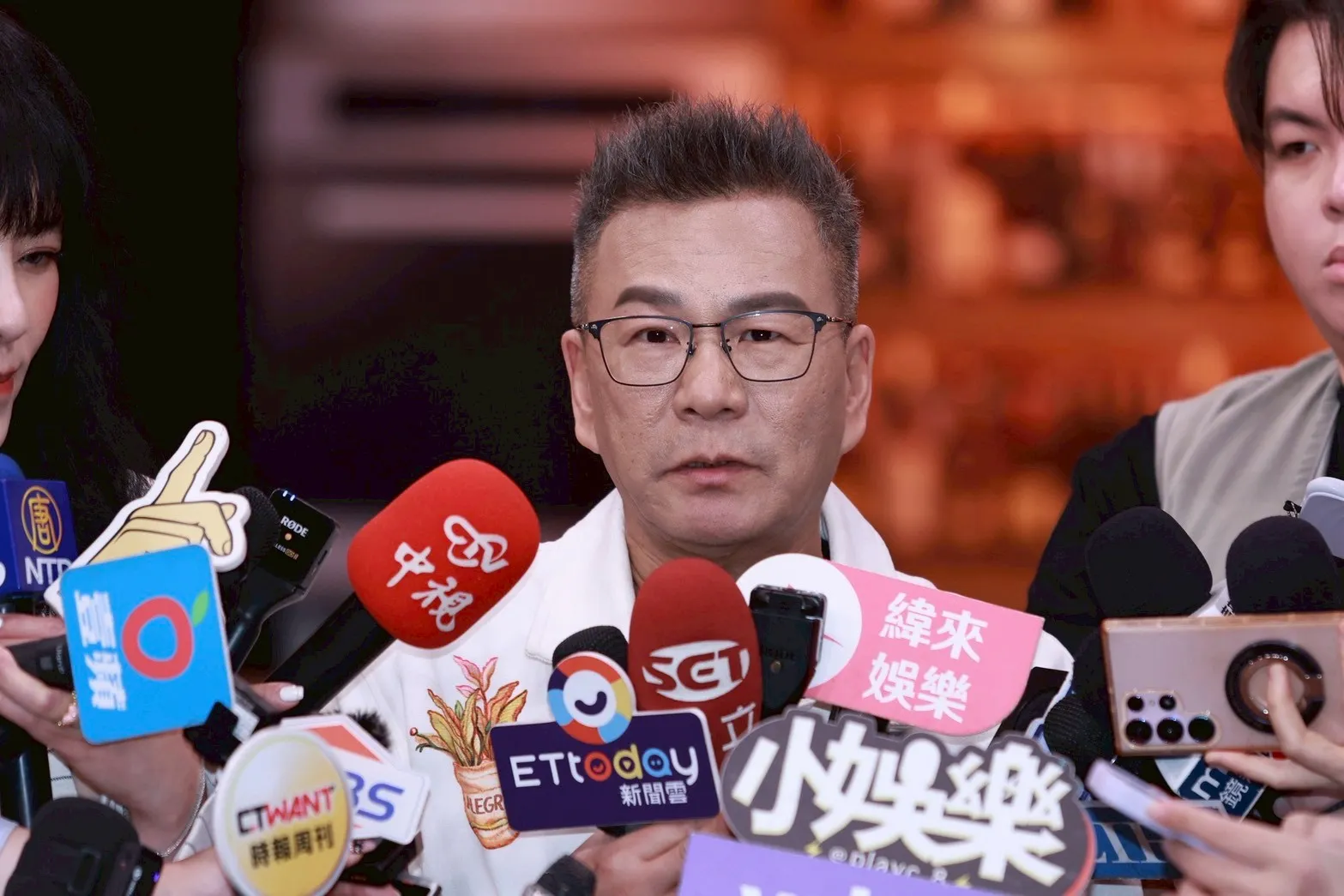 沈玉琳歷經血癌化療成功復出,今日重回棚內錄影,聽聞同行病逝消息感觸良多,並以過來人經驗呼籲大眾面對疾病切勿過度焦慮。(圖/娛樂中心)