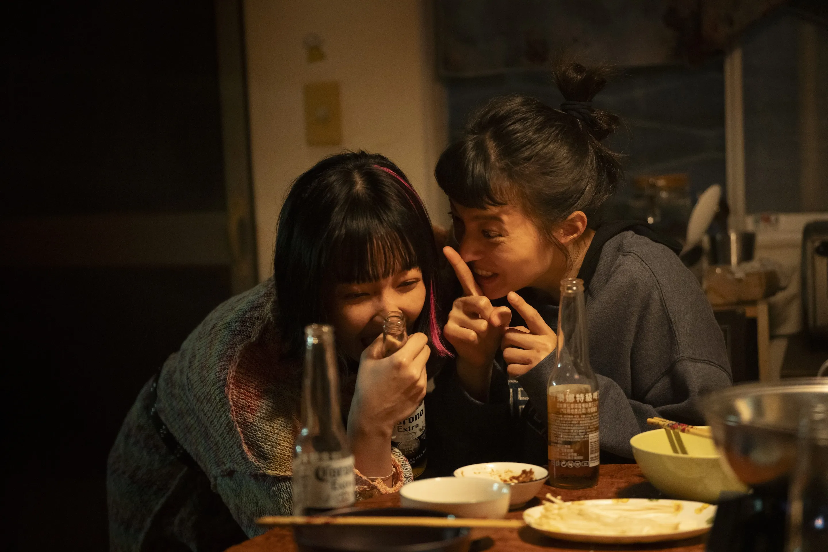 為了演出Terry和陳立璇之間的閨蜜情,王渝萱和蒲禾菲有約一起去打保齡球、看演出。(圖/公視提供)