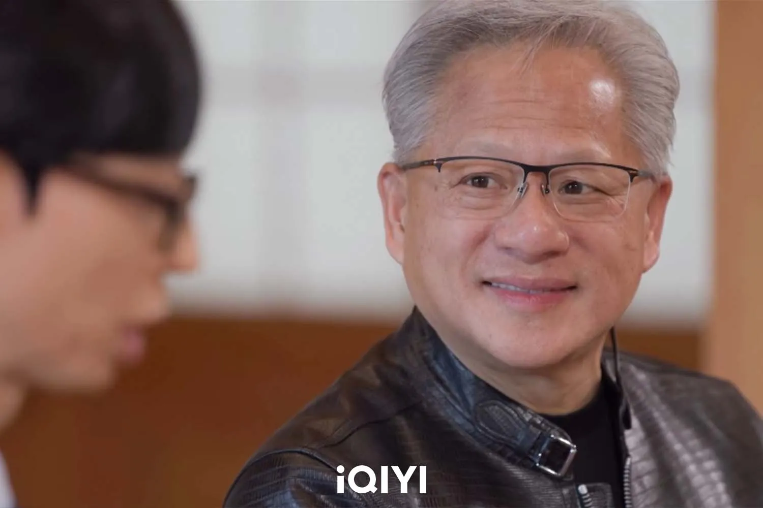 輝達執行長黃仁勳登上韓國談話節目《劉QUIZ ON THE BLOCK》。(圖/iQIYI愛奇藝國際版提供)