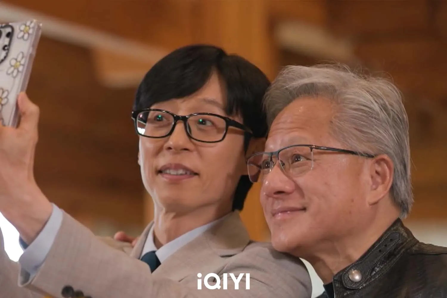 黃仁勳親切與「國民MC 」劉在錫合影。(圖/iQIYI愛奇藝國際版提供)