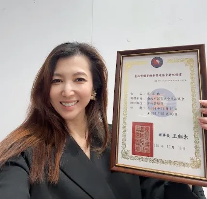 廖家儀接下證書。(圖/民視提供)