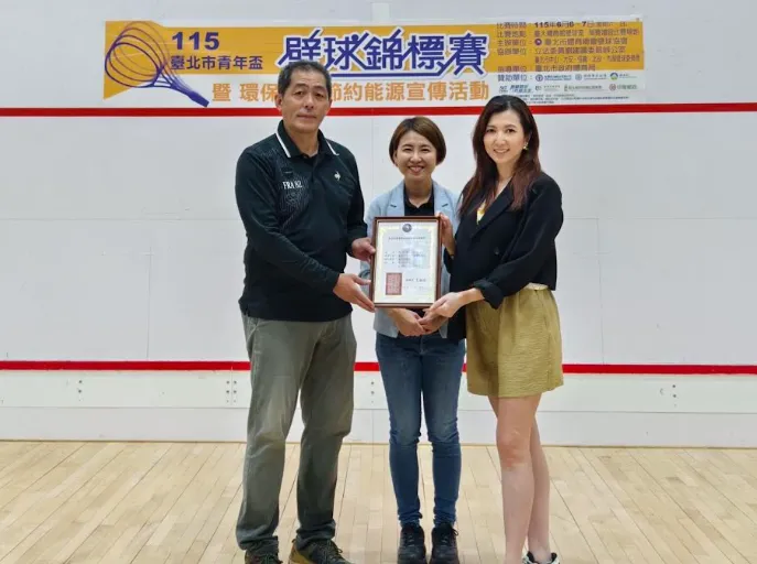 台北市壁球協會理事長王麒景(左)、臺北市體育總會陳芊妤(中)、廖家儀(右)從兩位體壇前輩中接下證書。(圖/民視提供)