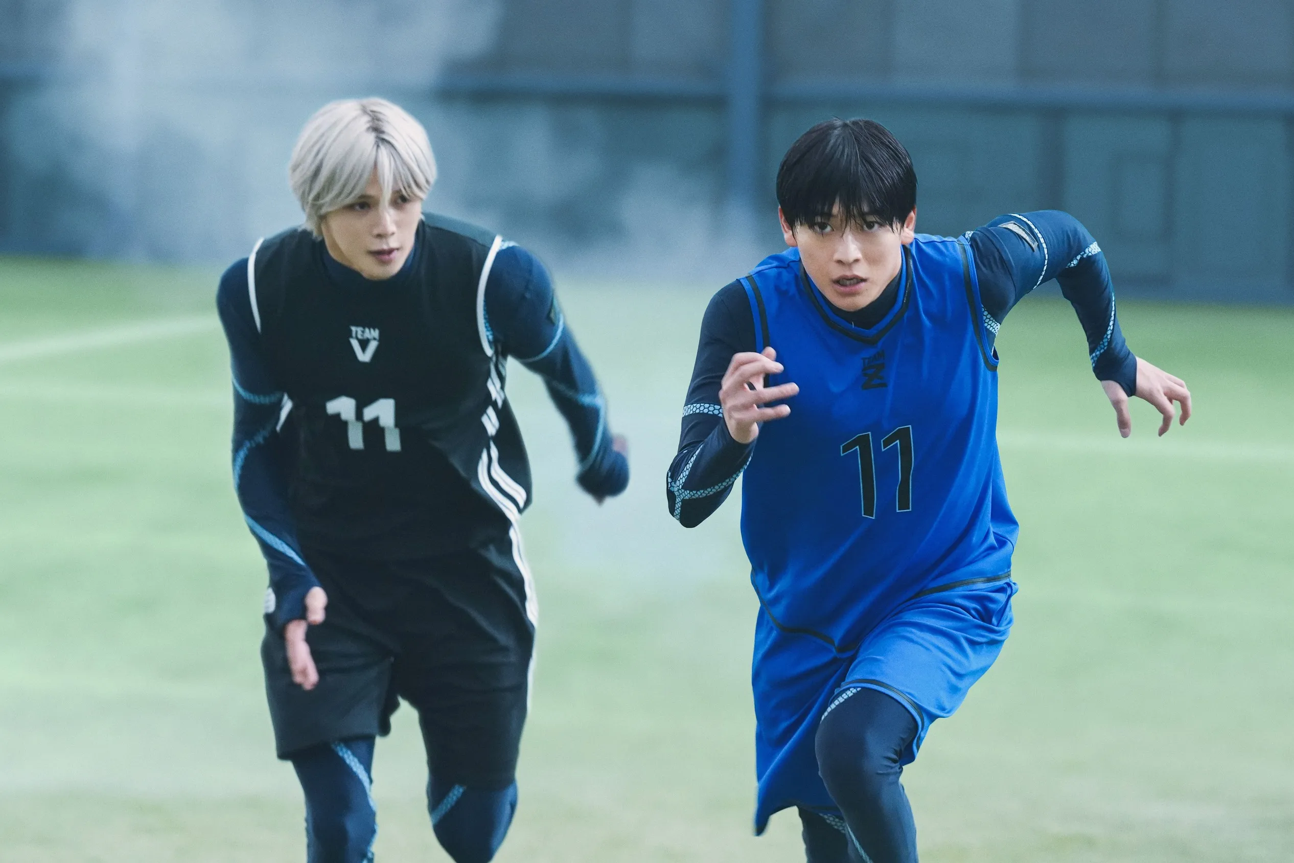 高橋文哉(右)和「&TEAM」成員 K在《藍色監獄》真人版電影中上演最極致的足球競技殊死鬥。(圖/甲上提供)