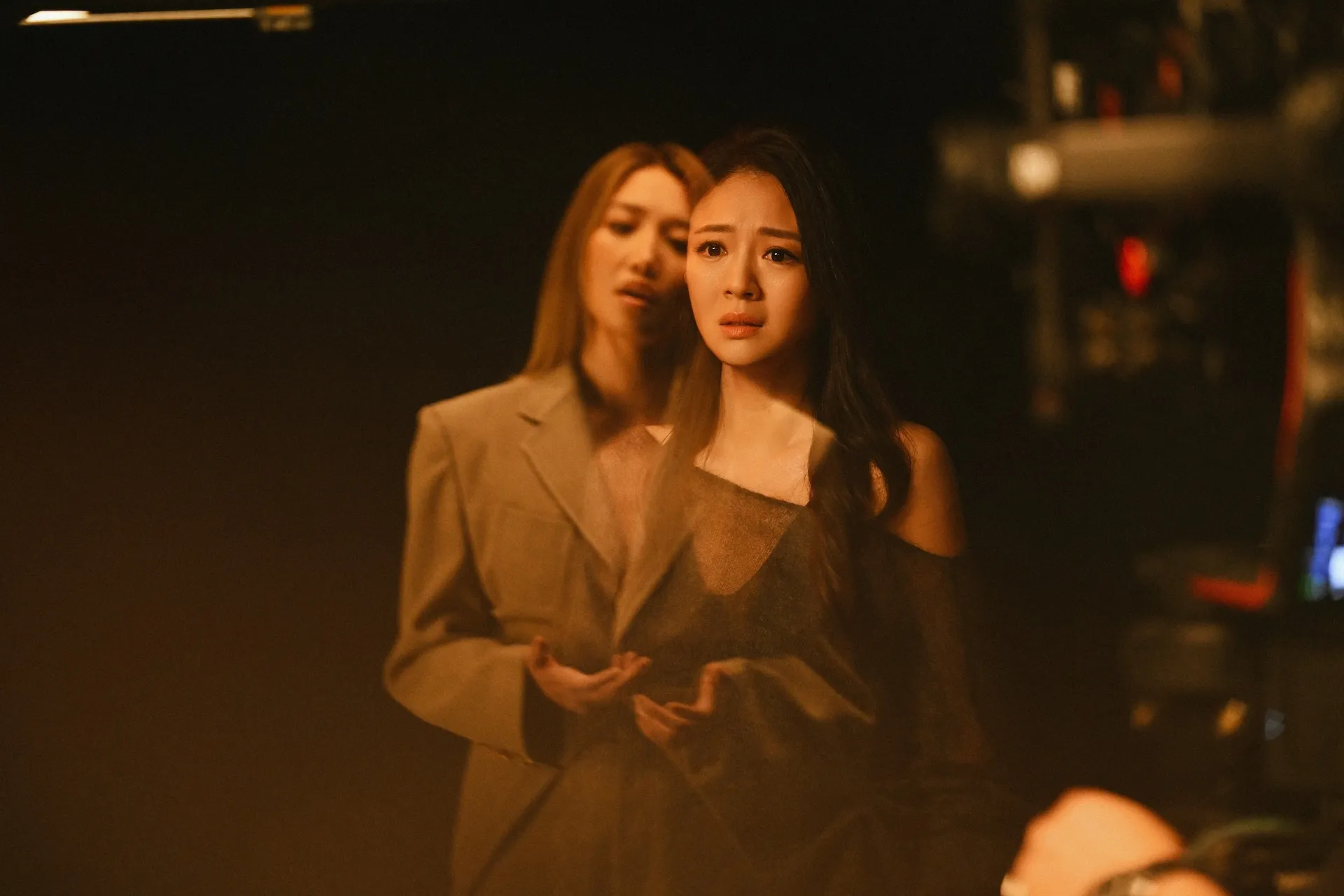 A-Lin（左）和安以軒一同拍MV。（圖／索尼音樂提供）