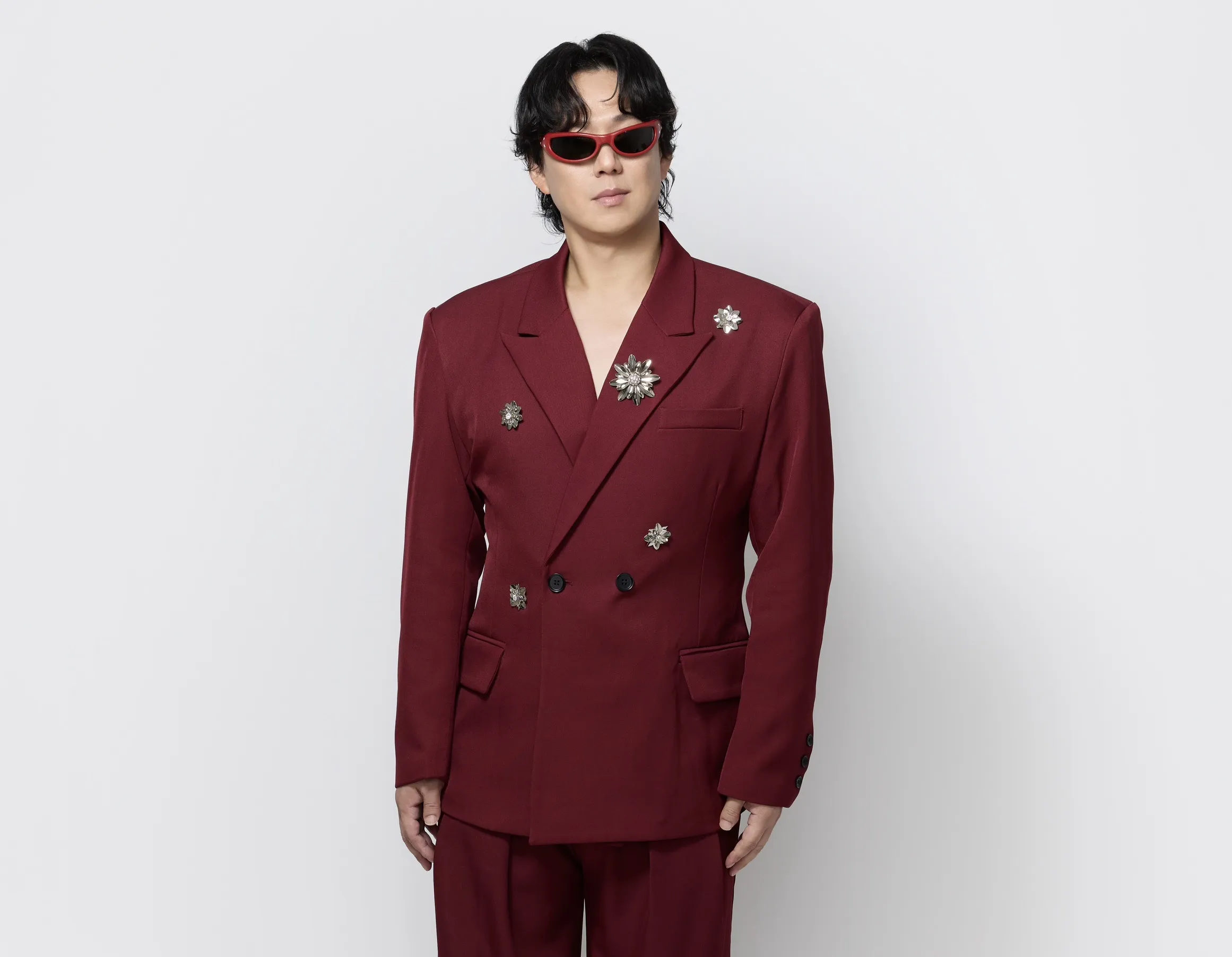 金曲歌王蕭煌奇今年以專輯《做一個惜情軟心的人》第8度入圍金曲台語男歌手，受訪時他除了感謝評審青睞，也對近年金曲獎與市場機制的平衡點提出自身觀察。（圖／華納提供）