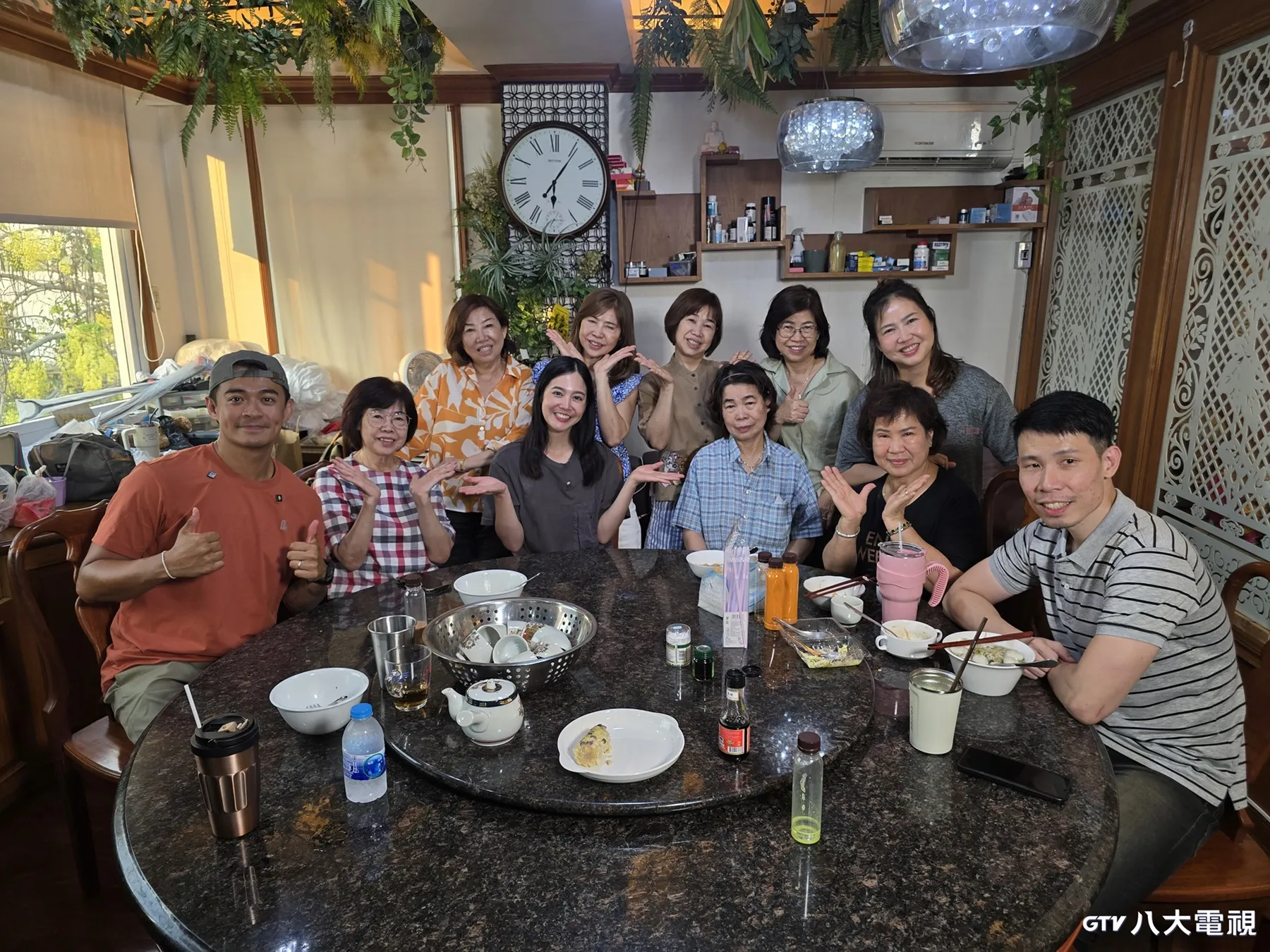 融融跟著黃可欣參加家族聚會。(黃可欣(前排左3)、黃可欣媽媽(前排左2)、融融(前排左1)。（圖／八大電視提供）