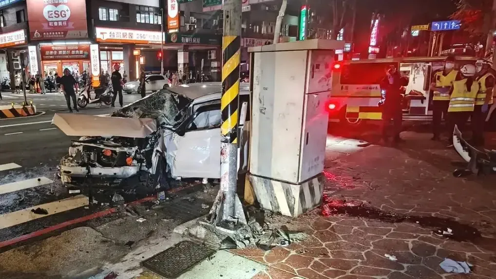 桃園男子毒駕，撞死正在等紅燈的2名路人。（圖／桃園市消防局提供）