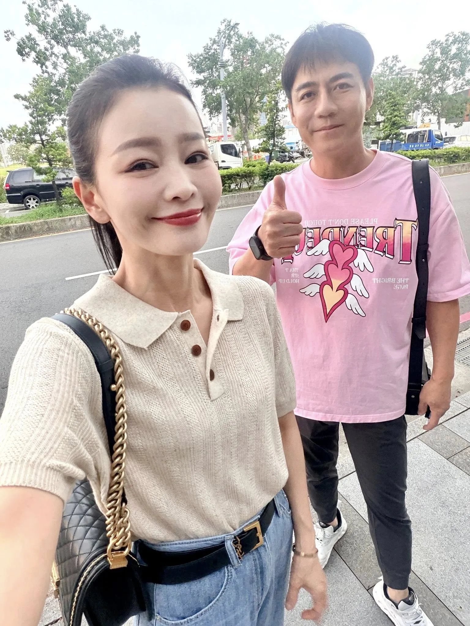 謝宜君日前因飲食控制與操勞爆瘦，健檢時甚至出現大腸癌徵兆的潛血反應，嚇得陳隨意趕緊帶她就醫，所幸最後檢查一切正常、只是虛驚一場。（圖／翻攝自臉書）