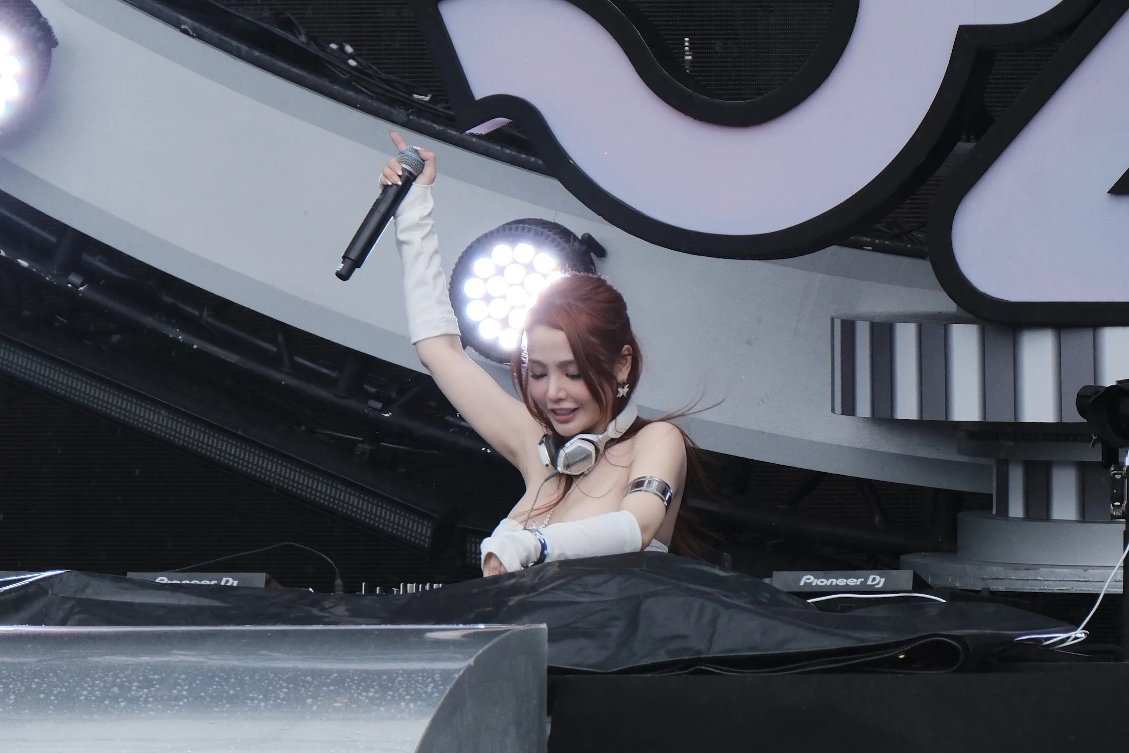 DJ VEENA在S2O Taiwan主舞台火辣播放重拍電音,演出中途更邀請藍星蕾同台進行B2B驚喜合體,將現場氣氛炒到最高點。(圖/大風吹創造提供)