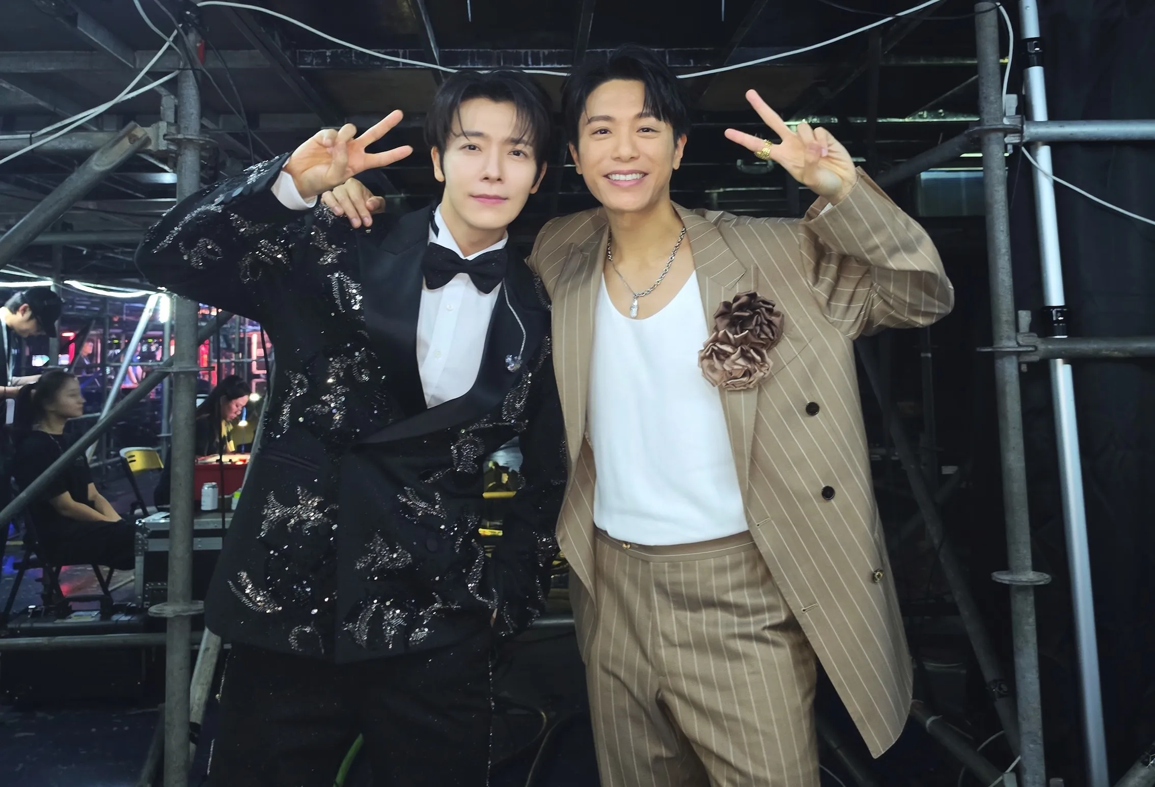 韋禮安與Super Junior成員東海暌違一年多再度同台,兩人於小巨蛋舞台合唱〈最好的朋友〉,東海更透露自己平時開車時也會持續播放這首歌曲。(圖/索尼提供)