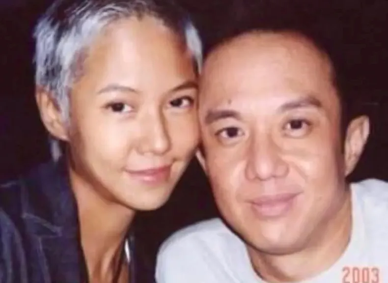 音樂人黃大煒驚傳過世,其經紀人女友Vicky今日發聲質疑死因,並強調黃大煒生前並未留下遺囑,兩位姊姊無權單方面代表發表聲明。(圖/翻攝自臉書)