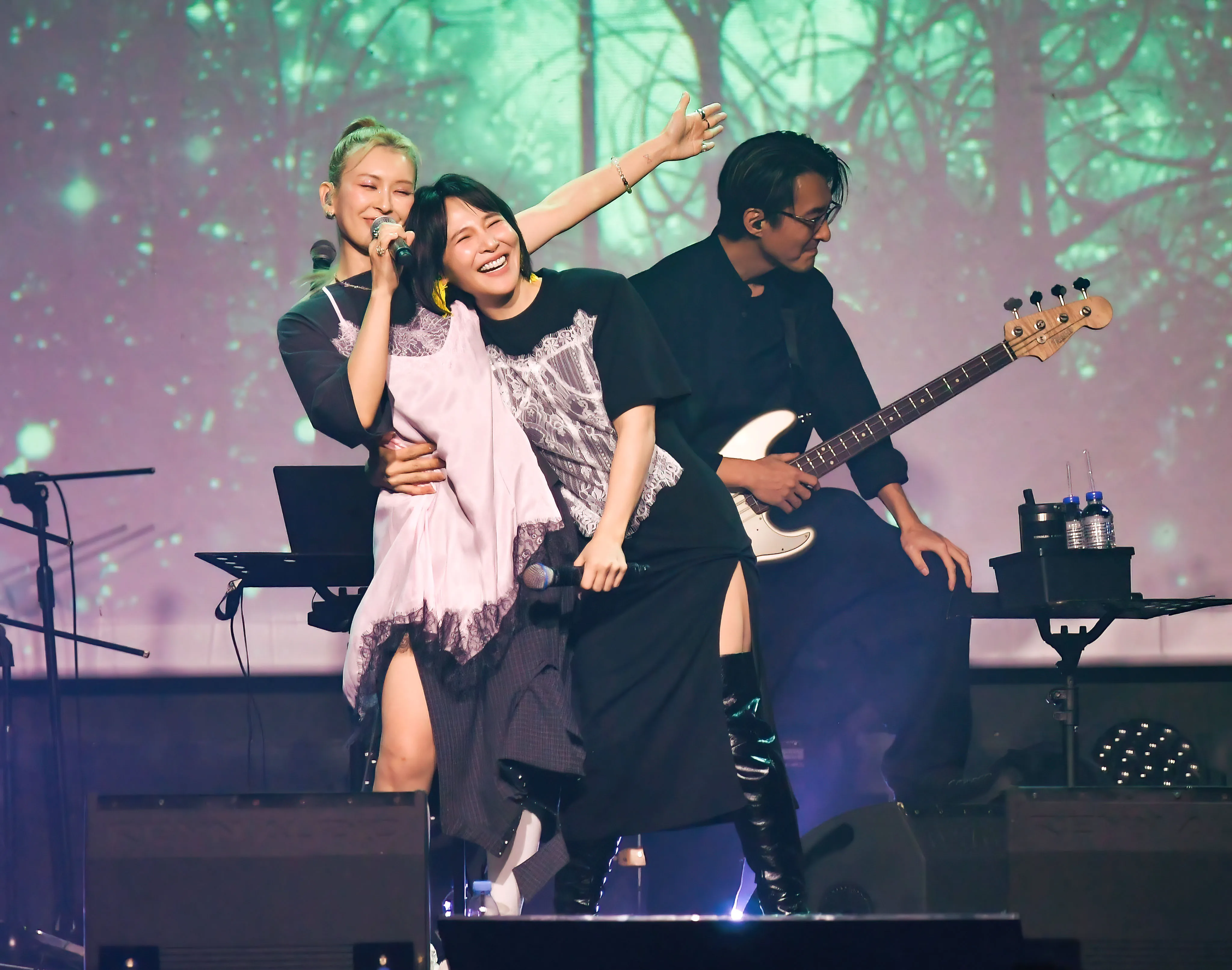 星光幫好友魏如昀驚喜擔任梁文音演唱會嘉賓,兩人除了合唱經典歌曲,更在舞台上大方分享長達18年的深厚姐妹情誼。(圖/寬宏藝術提供)