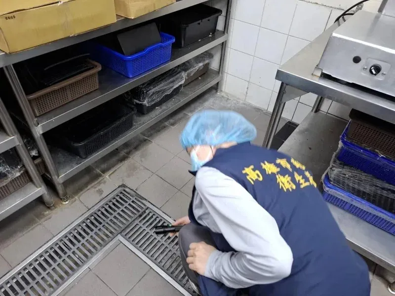 高雄一間連鎖燒肉店，出現巨型蟑螂。（圖／高雄市衛生局提供）