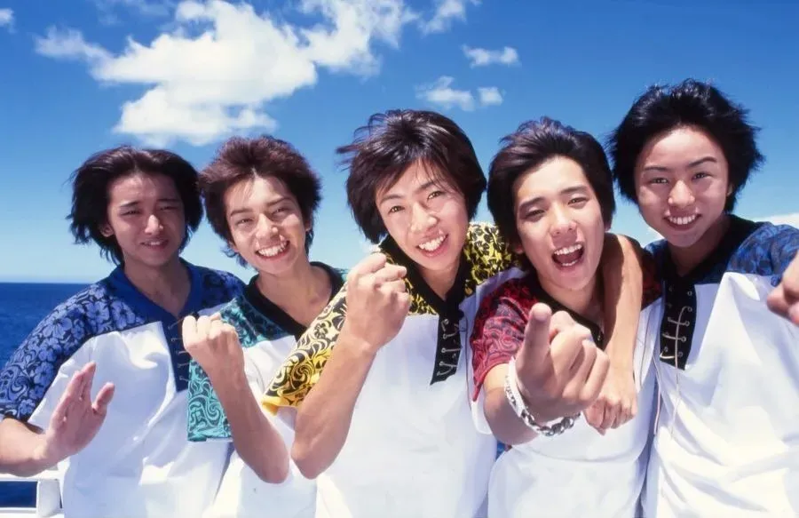 大野智（左起）、松本潤、相葉雅紀、二宮和也、櫻井翔剛出道時。（圖／翻攝ARASHI  IG ）
