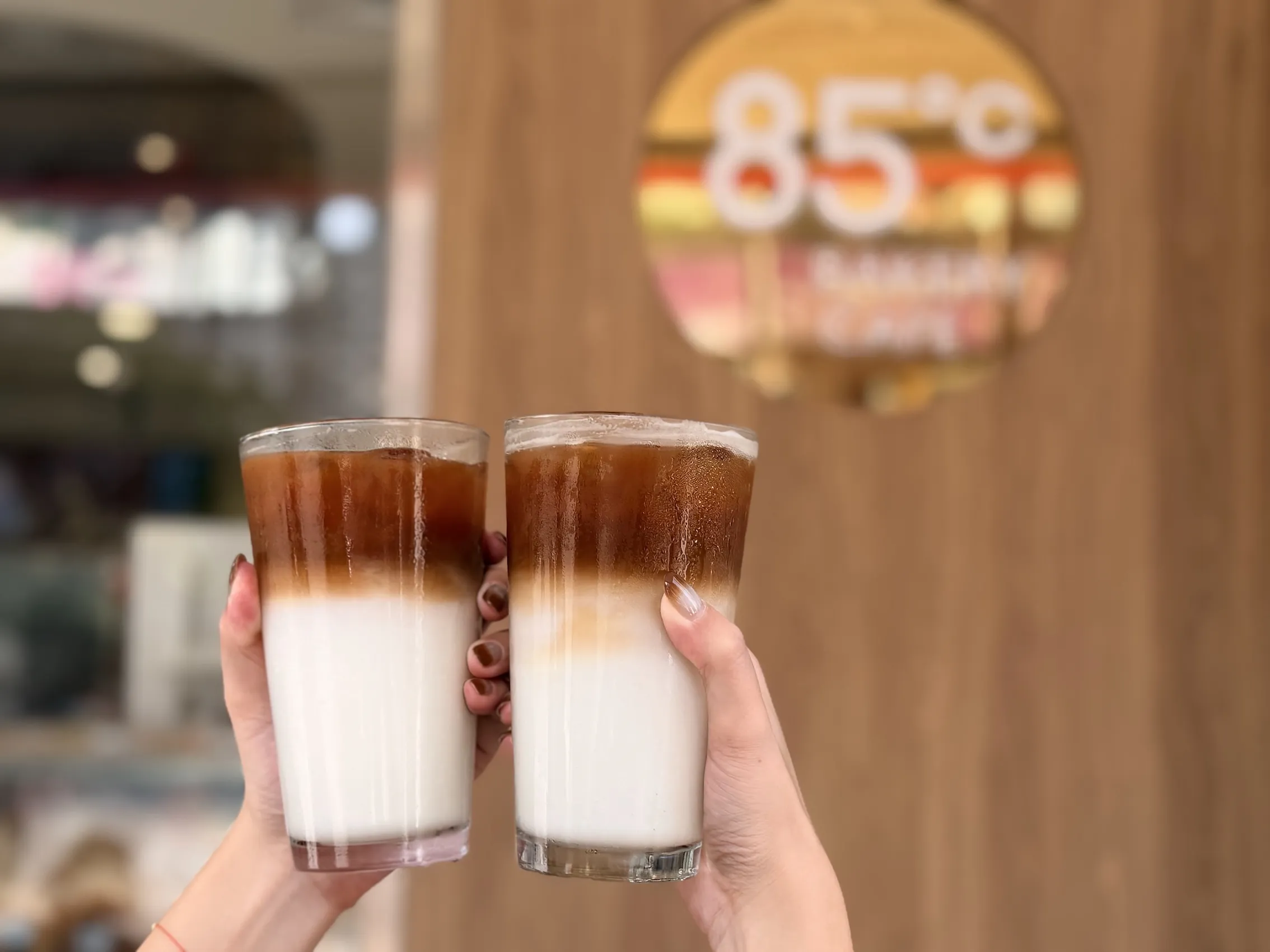 85℃推出APP跨店取年中慶活動,自6月17日至6月19日每天上午10點起,大杯拿鐵咖啡與大杯就是海岩咖啡皆享買4送2優惠,提供消費者線上寄杯服務。(圖/85℃提供)