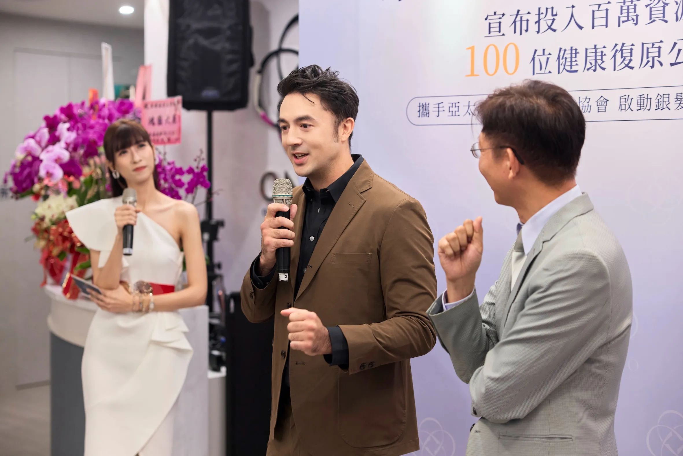 班傑的父親是醫師、母親是護理師,從小耳濡目染接觸醫療相關知識。(圖/嘉樂娛樂工作室提供)