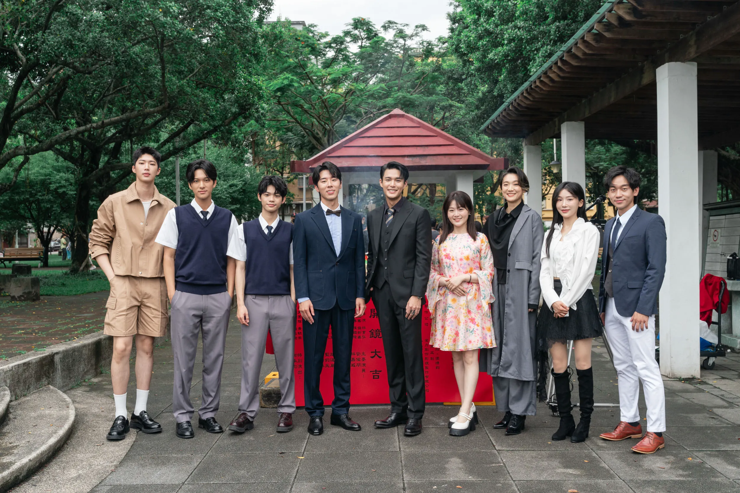《心機》主要演員金雲(左起)、張家勗、擎楷、林嘉威、安俊朋、楊小黎、趙逸嵐、簡劭峰、王瑋鍾開鏡齊聚。(圖/大鴻藝術提供)