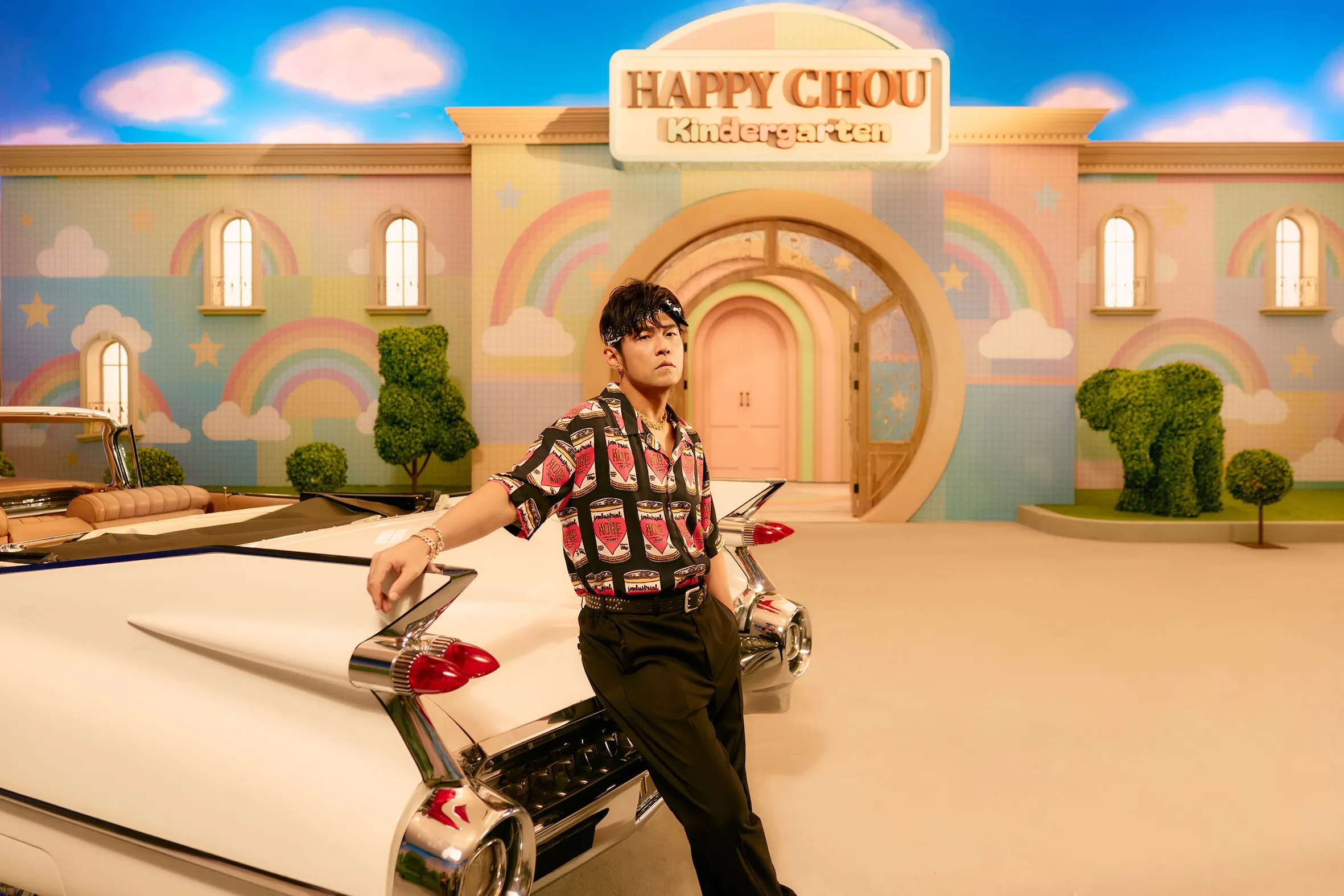 周杰倫推出最新歌曲「女兒殿下」MV,並在片中大秀1960年代復古阿哥哥舞蹈,用現代父親的視角詮釋育兒生活的趣味。(圖/杰威爾提供)