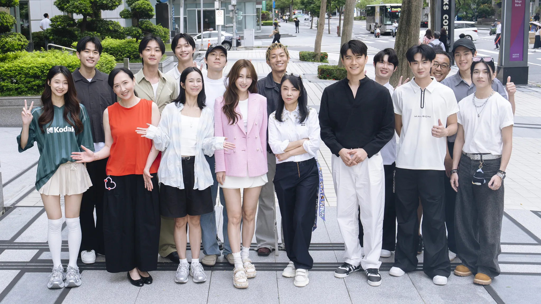 《愛上外星情人》開鏡,找來鳳小岳、曾莞婷、温貞菱、彭千祐、施柏宇,以及新加坡演員張哲通、黃暄婷共同演出。(圖/米神國際提供)