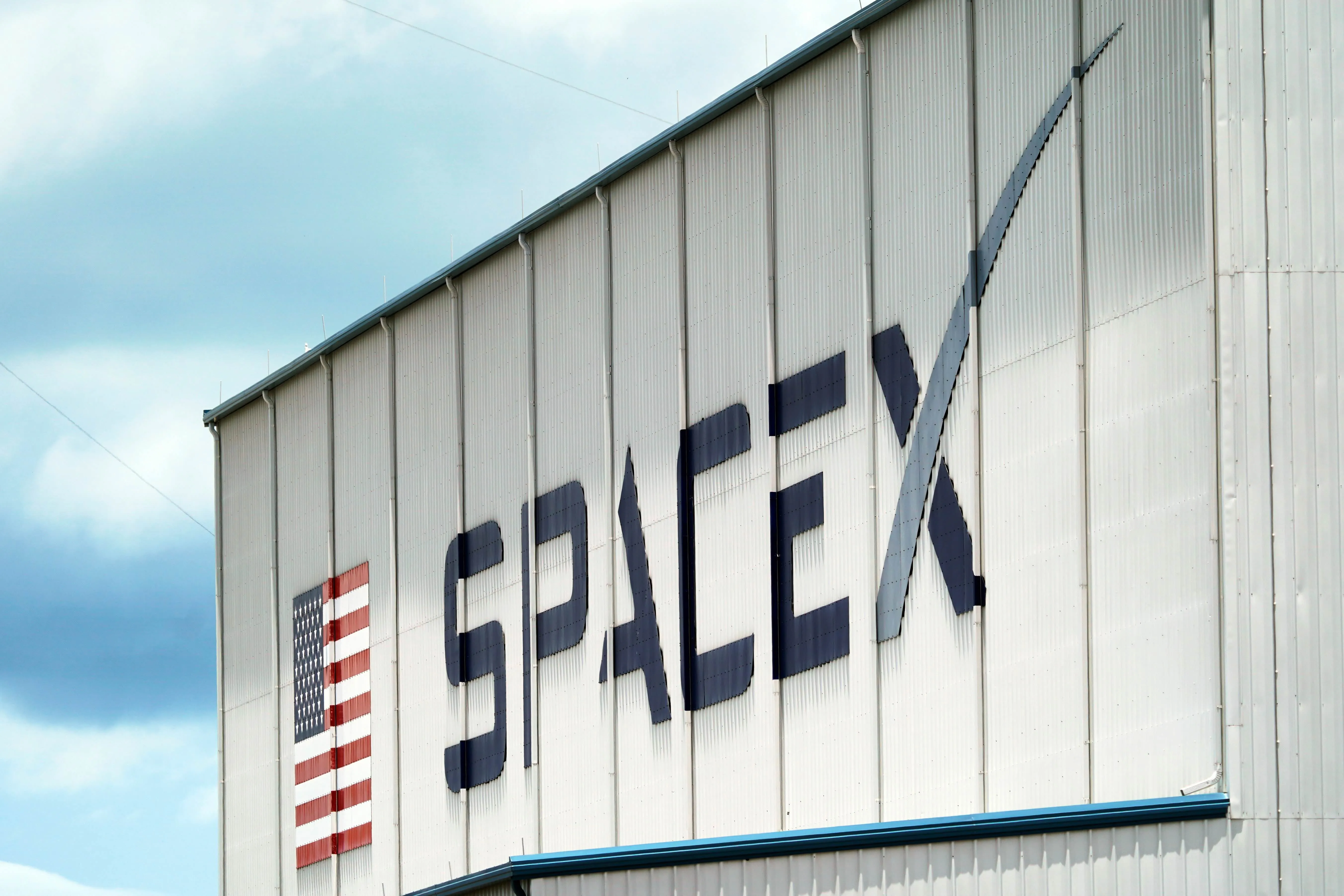 馬斯克旗下太空探索公司SpaceX（SPCX）15日股價大漲19.6％，收在192.5美元，自12日以每股135美元掛牌以來，短短兩個交易日累計漲幅達42.6％，市（圖／AP提供）