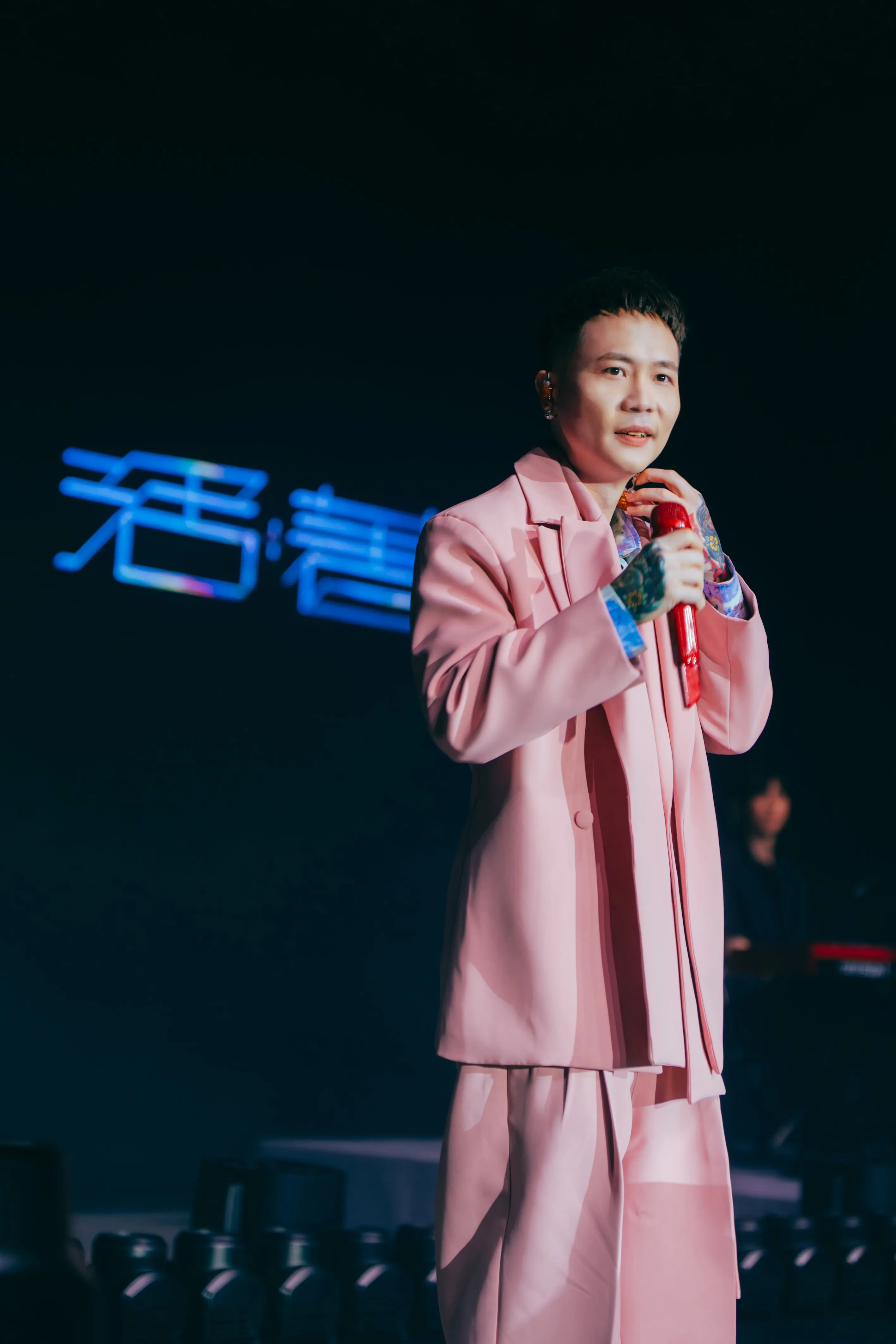 歌手蕭秉治13日首度以個人身份在香港舉辦演唱會,現場苦練粵語歌曲〈黑玻璃〉送給歌迷。(圖/相信音樂提供)