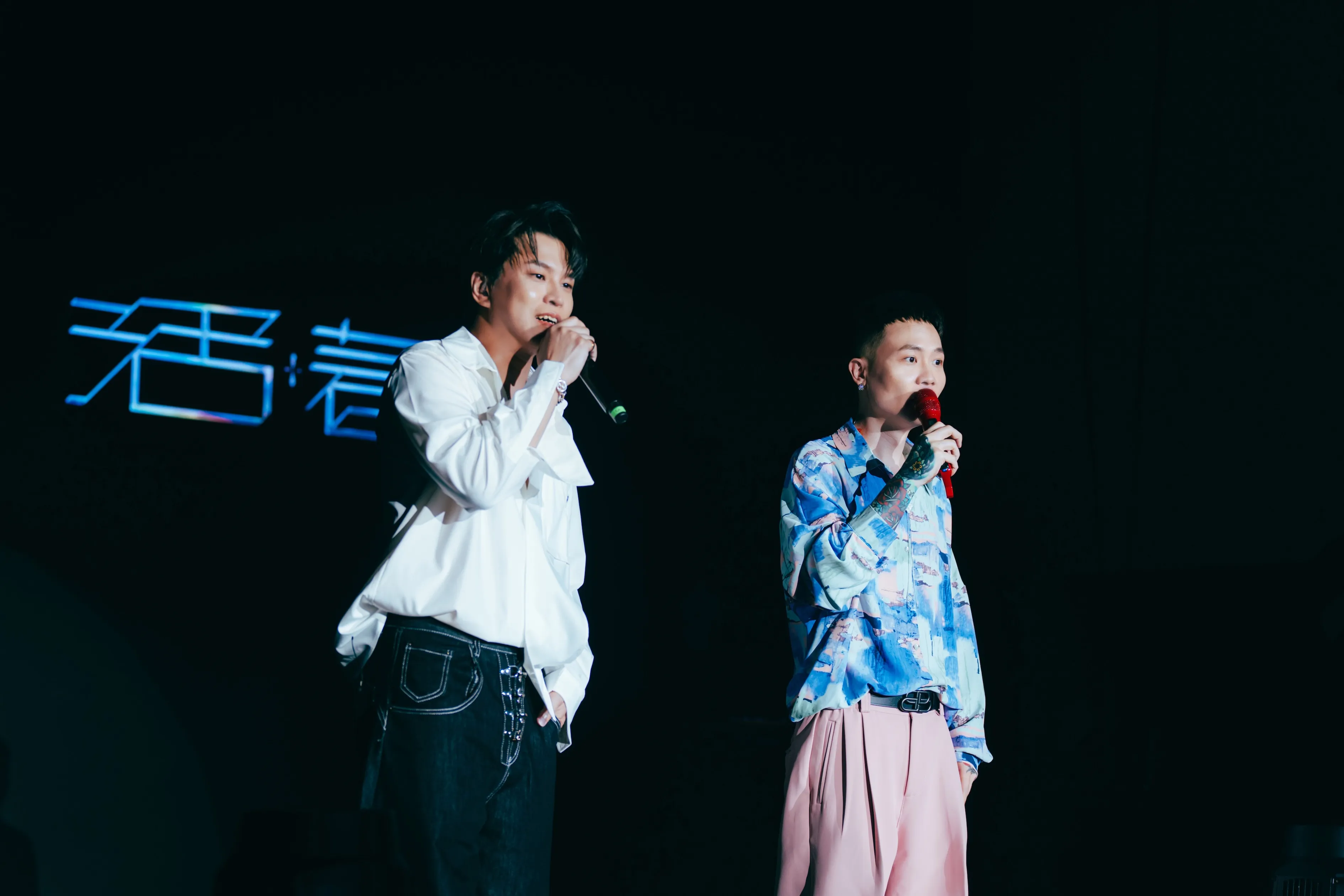 歌手蕭秉治首度以個人身份在香港舉辦演唱會,邀請蕭景鴻擔任同台嘉賓。(圖/相信音樂提供)
