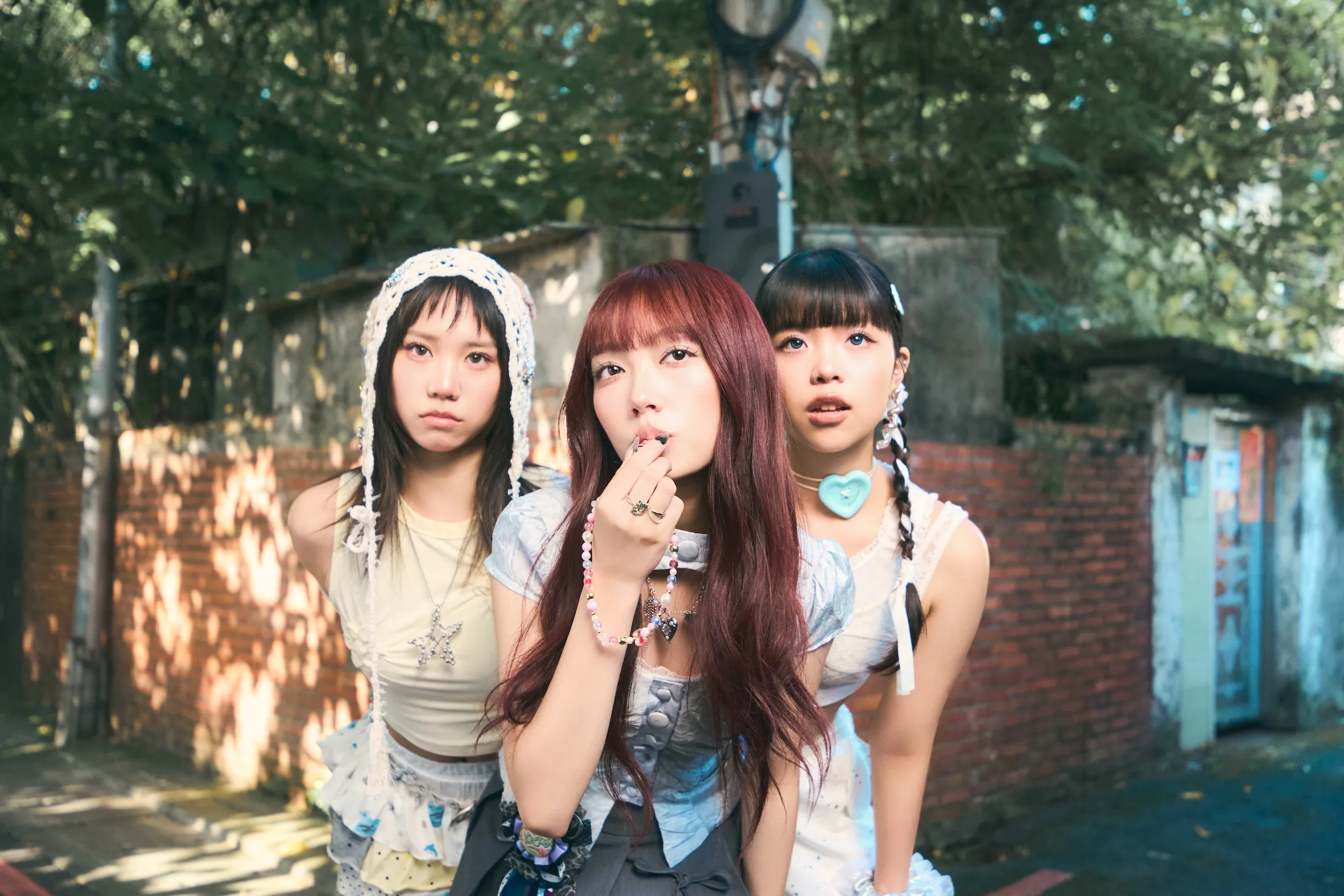 女團babyMINT成員品妡(左起)、栩栩、丞妘接棒推出全新單曲,副歌特別取樣經典名曲,傳遞接受不完美自己的正能量。(圖/華研提供)