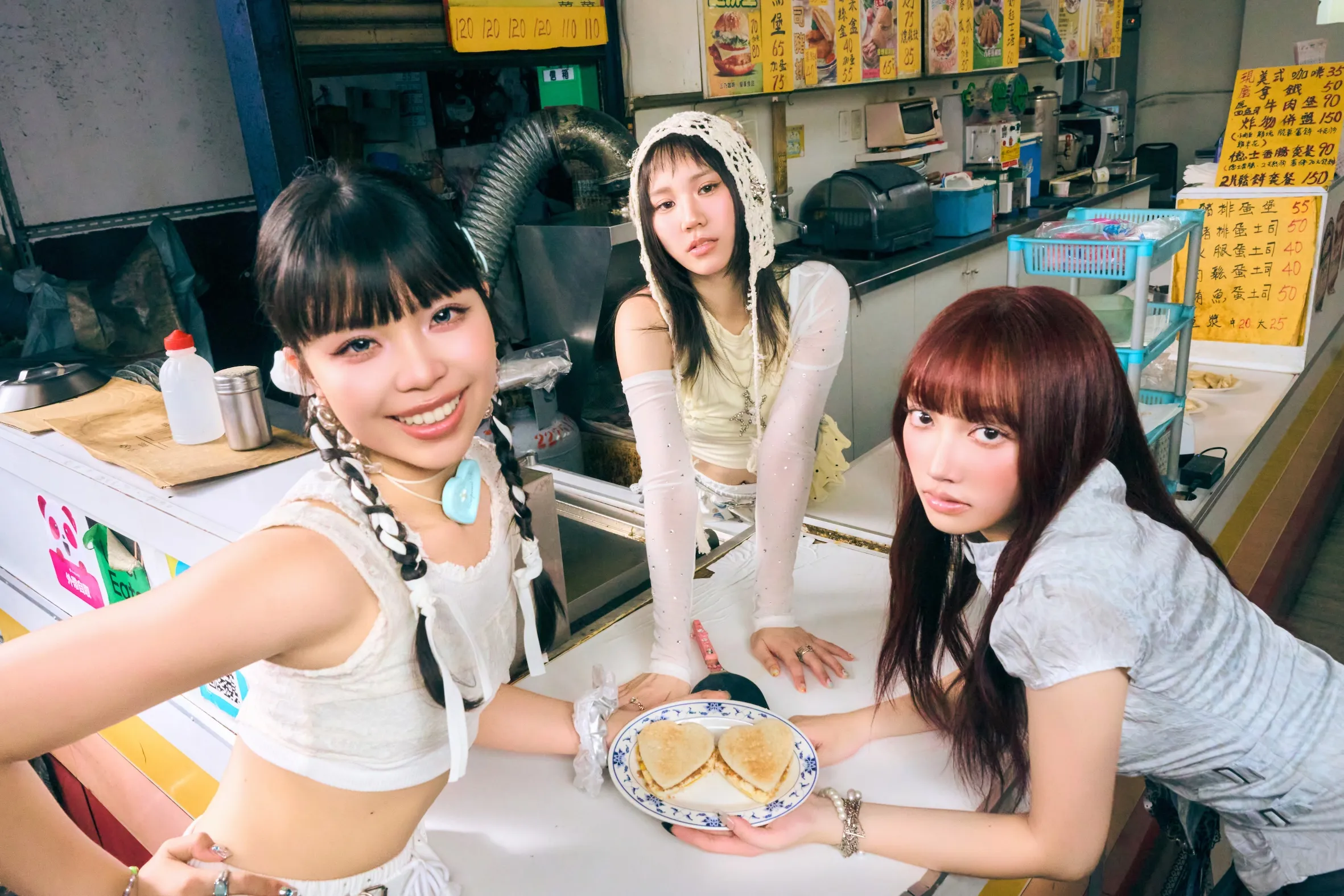 女團babyMINT成員品妡(左起)、栩栩、丞妘接棒推出全新單曲。(圖/華研提供)